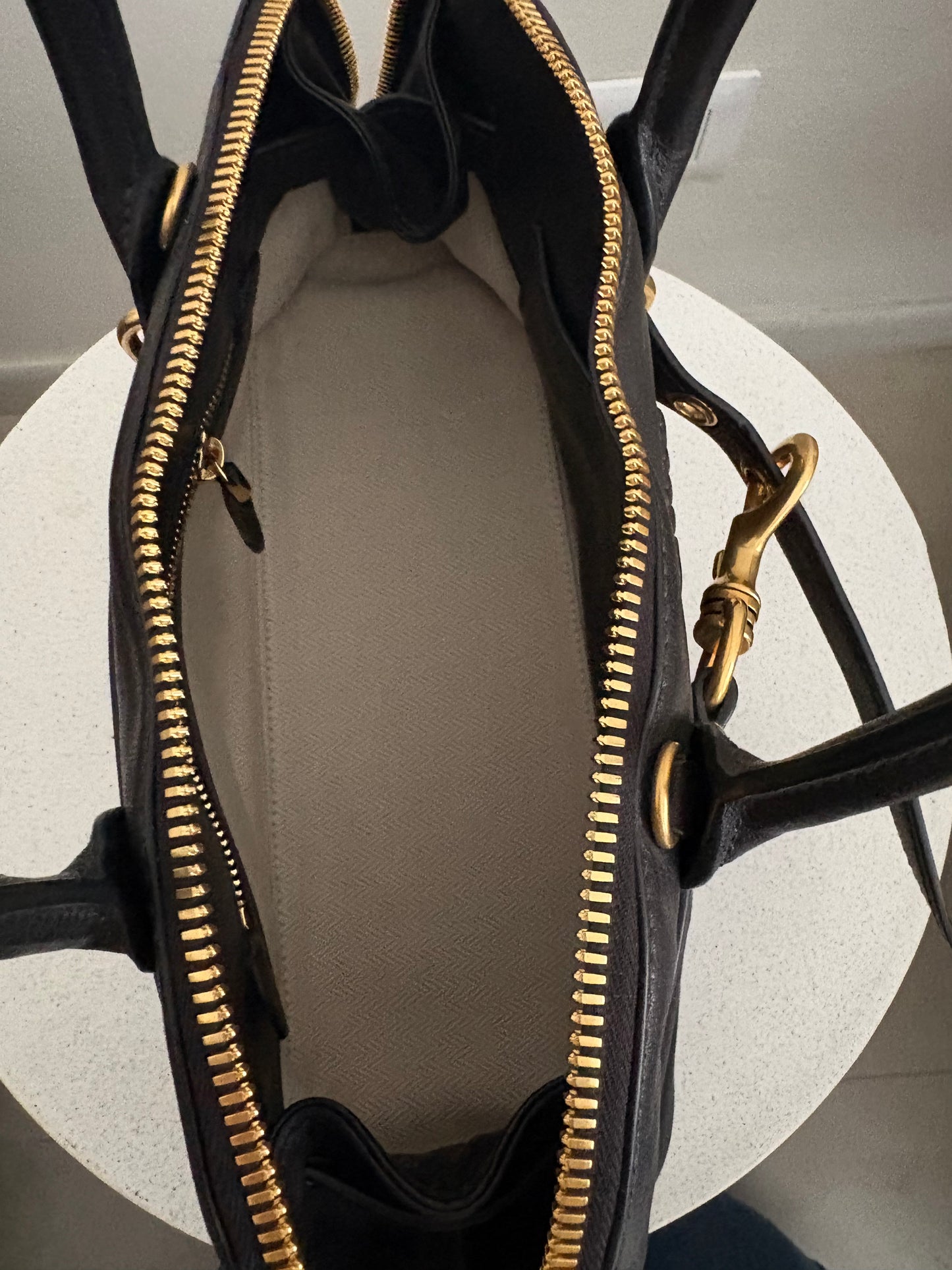 Miu Miu Aventure in pelle nera