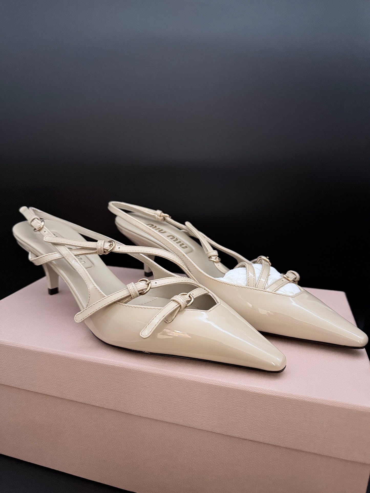 Décolleté slingback in vernice sabbia