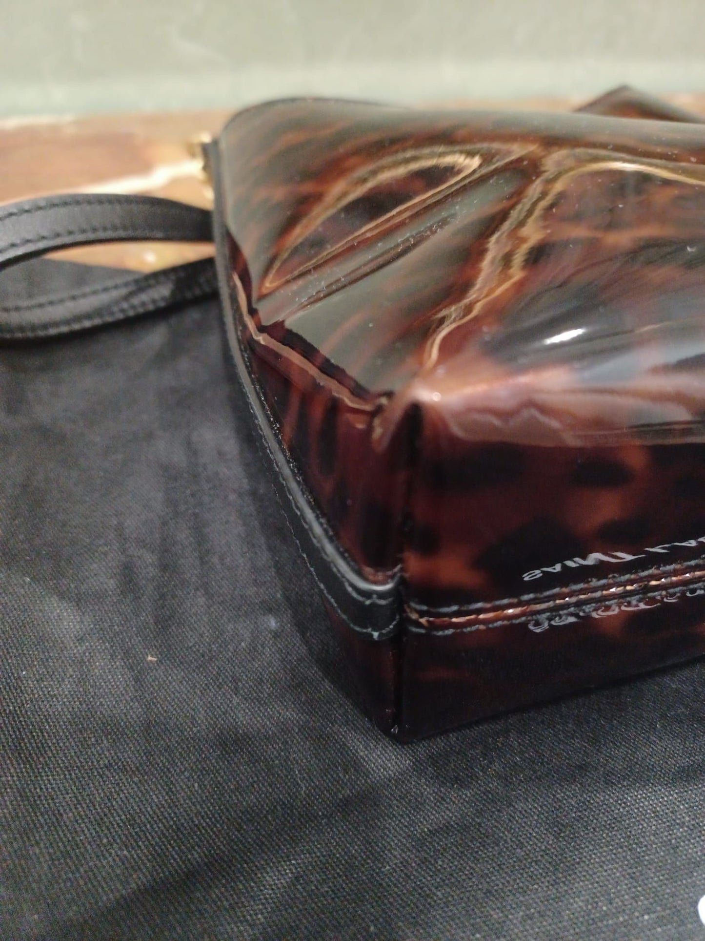 Saint Laurent Rendez-Vous Hobo Bag in Pelle Lucida