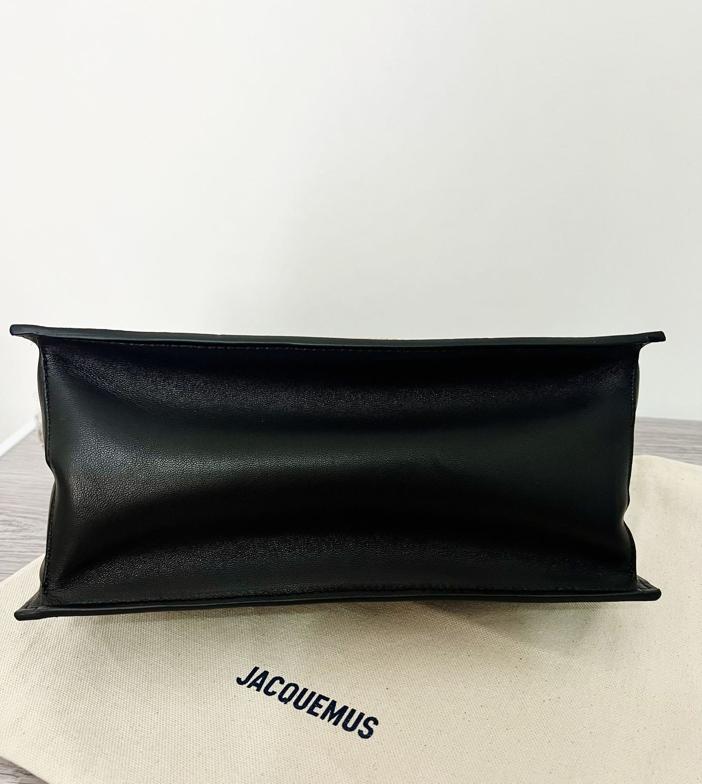 Jacquemus Round Black Carré
