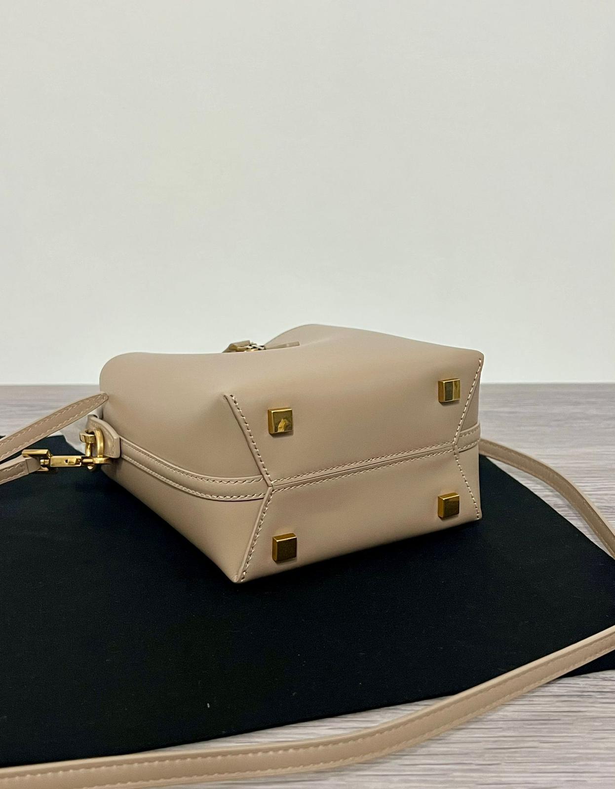Saint Laurent Le 37 - Borsa a Secchiello in Pelle Beige