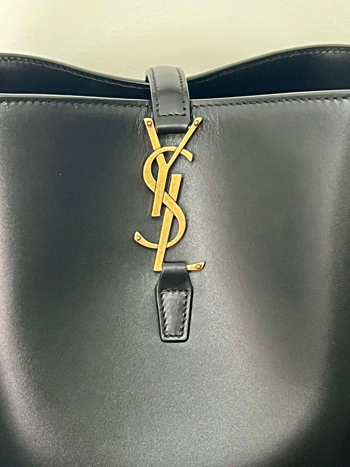 Saint Laurent Le 37 - Borsa a Secchiello in Pelle Nera