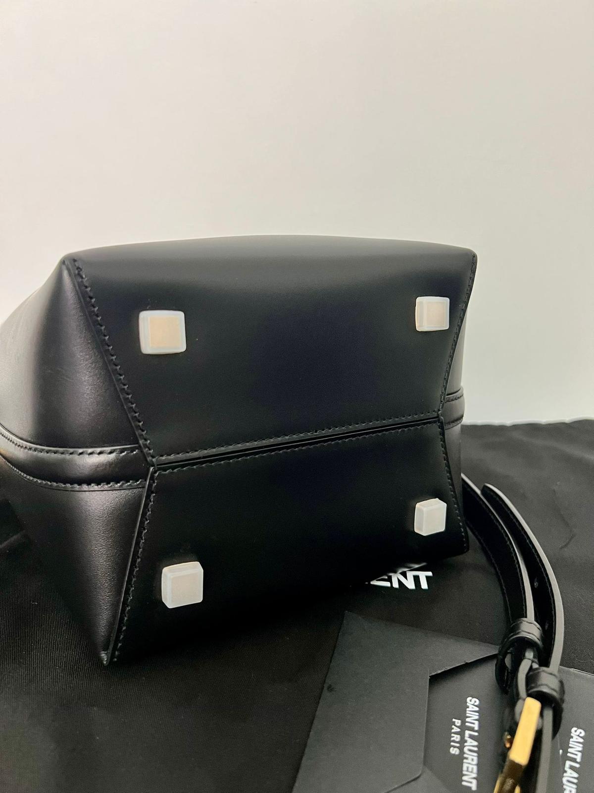 Saint Laurent Le 37 - Borsa a Secchiello in Pelle Nera