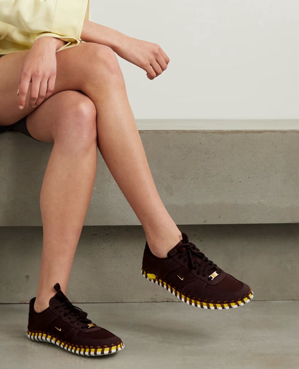 Jacquemus + Nike J Force 1 marrone