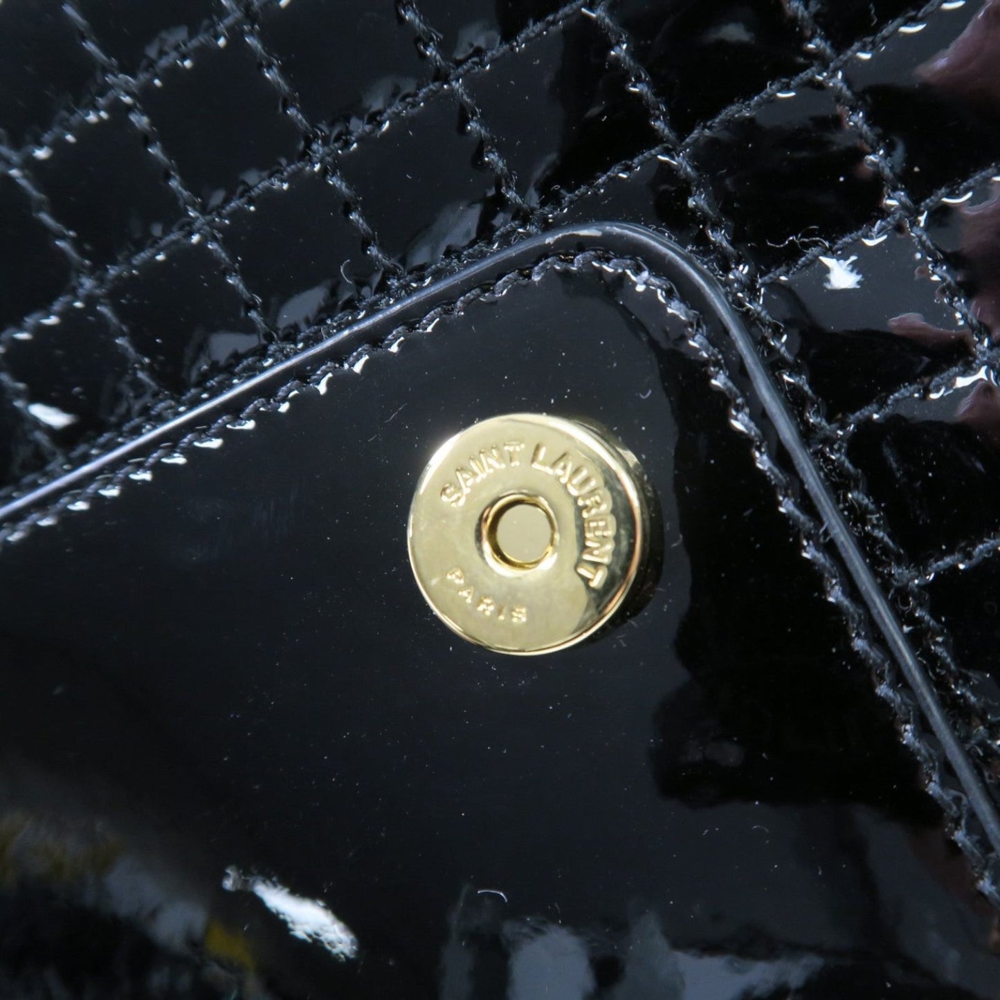 Saint Laurent Envelope Chain Bag in Pelle Verniciata Nera