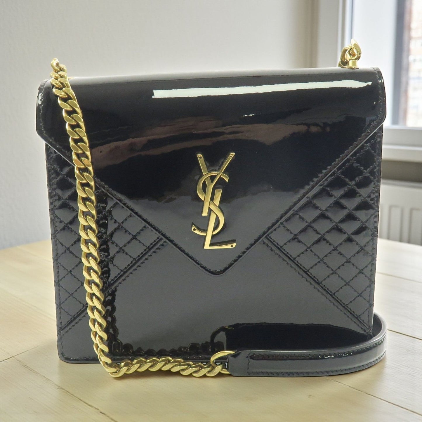 Saint Laurent Envelope Chain Bag in Pelle Verniciata Nera