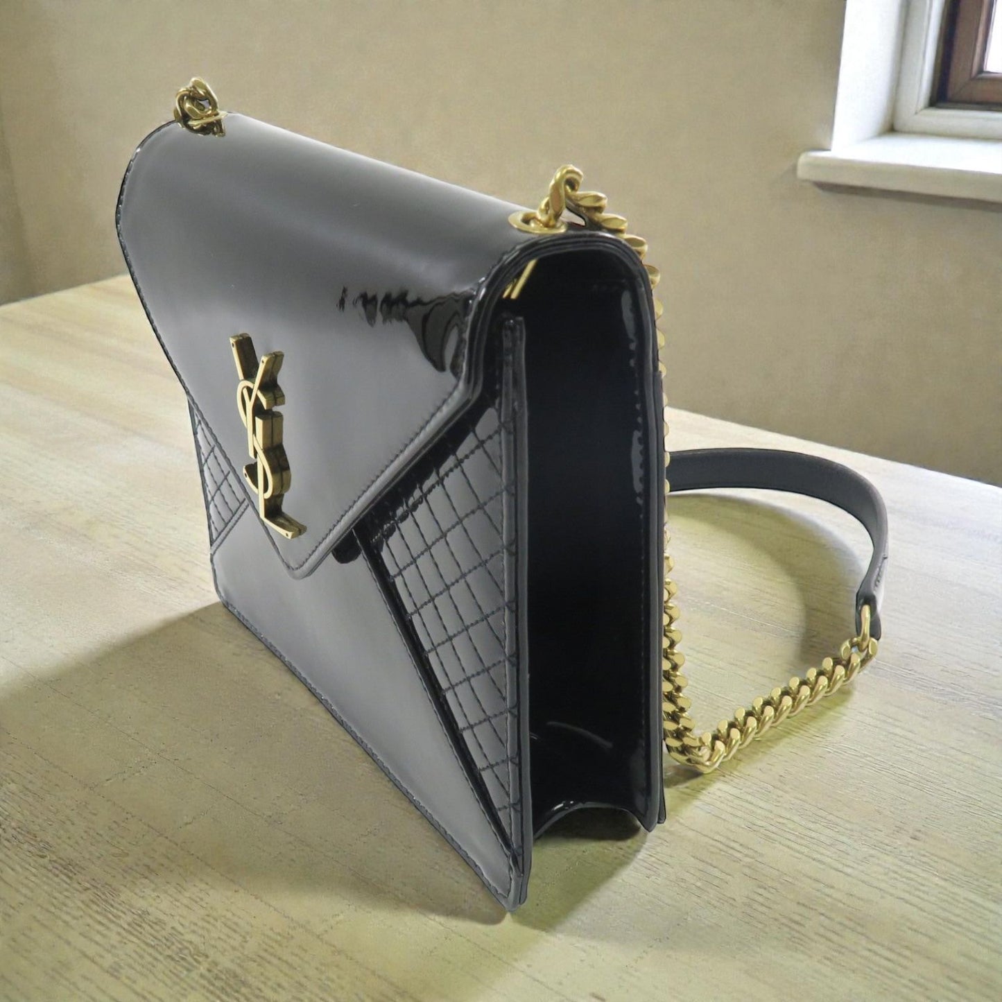 Saint Laurent Envelope Chain Bag in Pelle Verniciata Nera