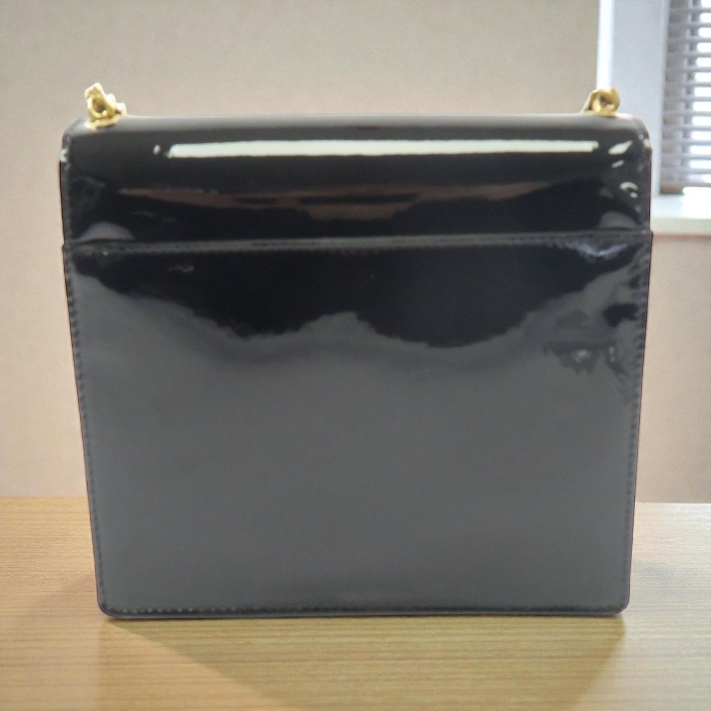 Saint Laurent Envelope Chain Bag in Pelle Verniciata Nera