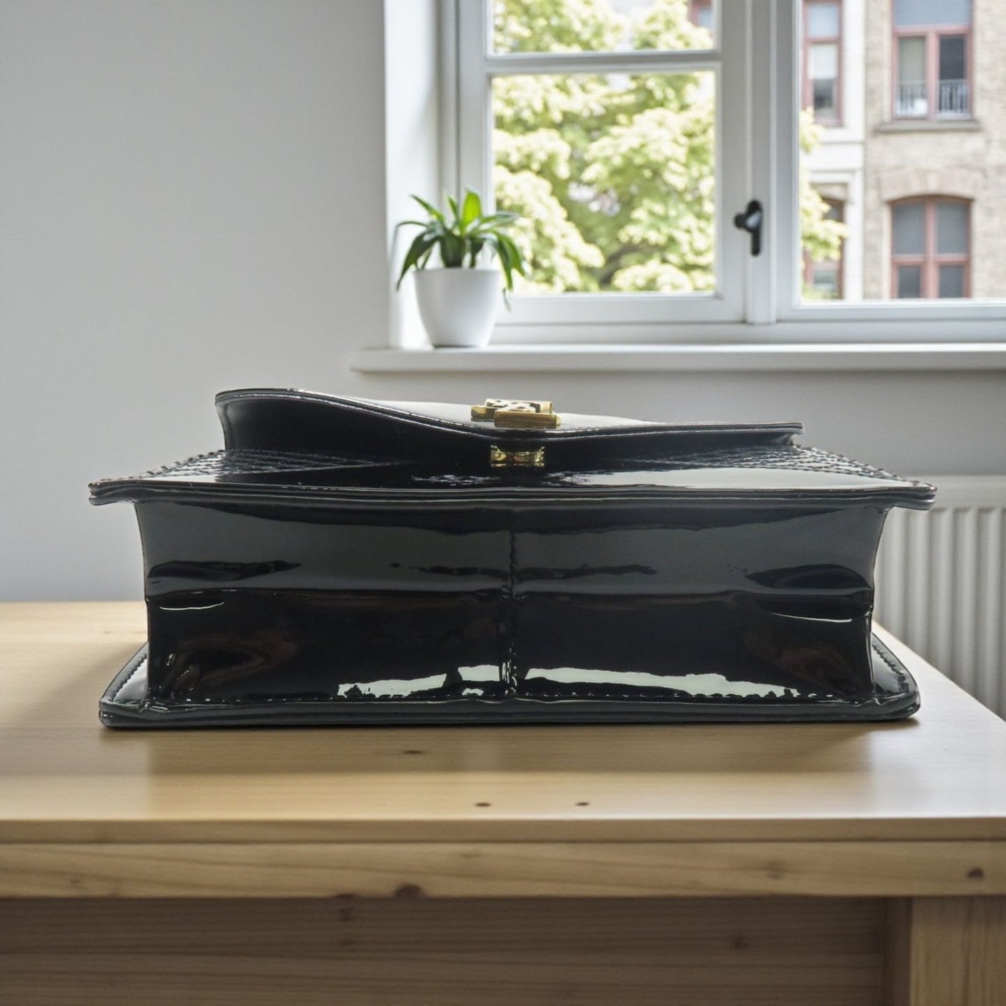 Saint Laurent Envelope Chain Bag in Pelle Verniciata Nera