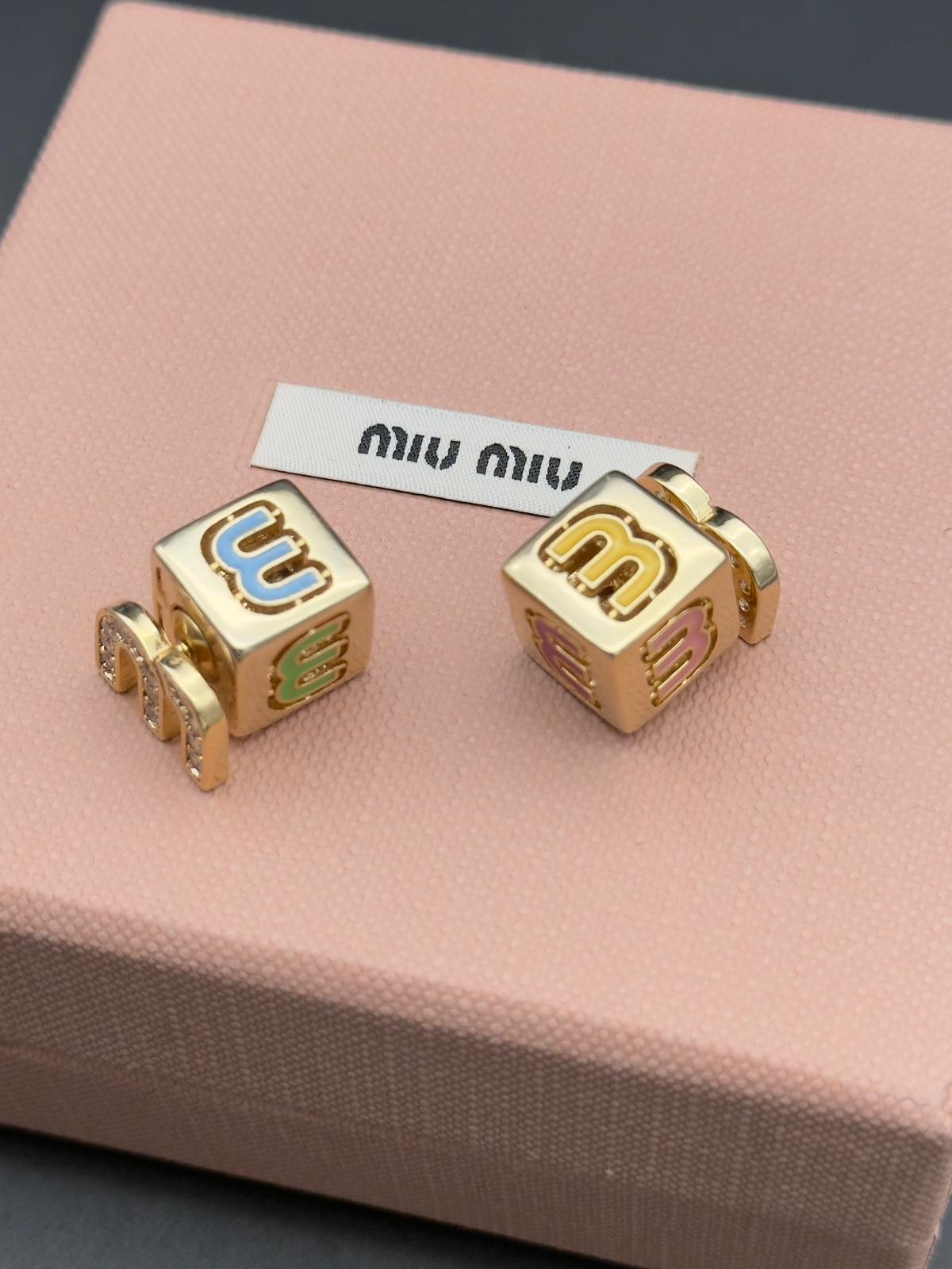 Miu Miu orecchini con Logo Smaltato