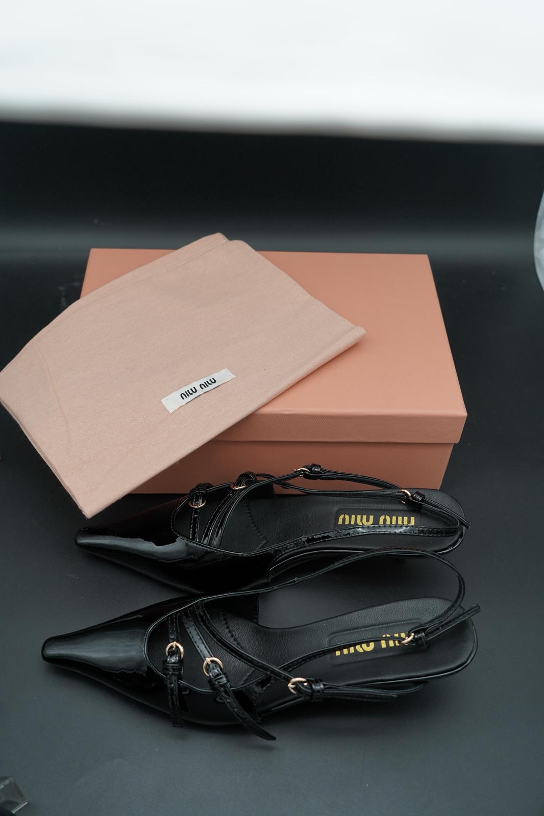 Miu Miu Décolleté slingback in vernice nero