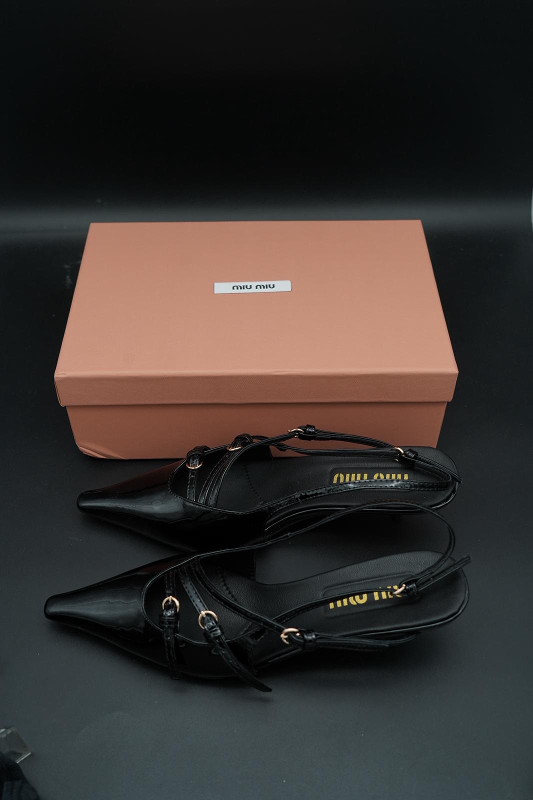 Miu Miu Décolleté slingback in vernice nero