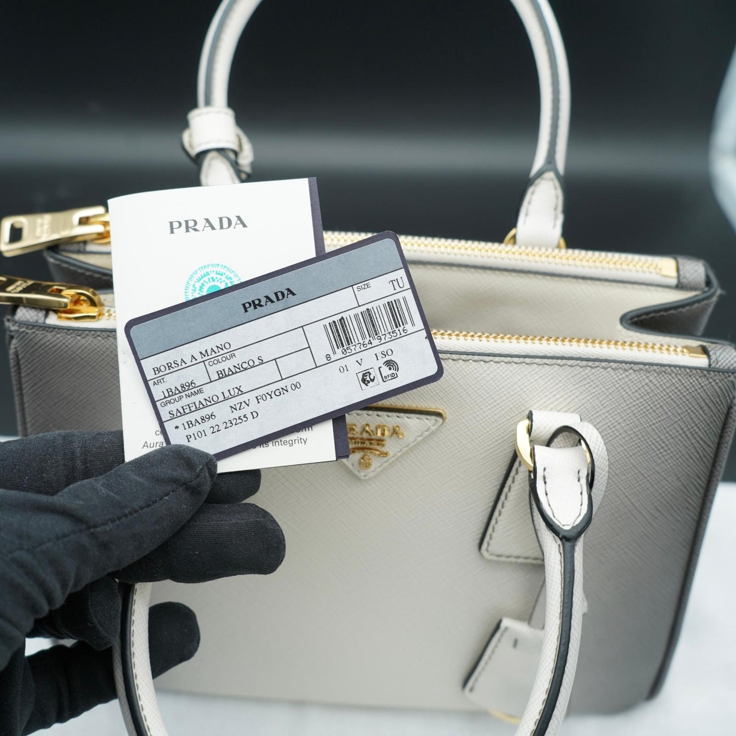 Prada Galleria Saffiano Small Bianca con sfumature grigie