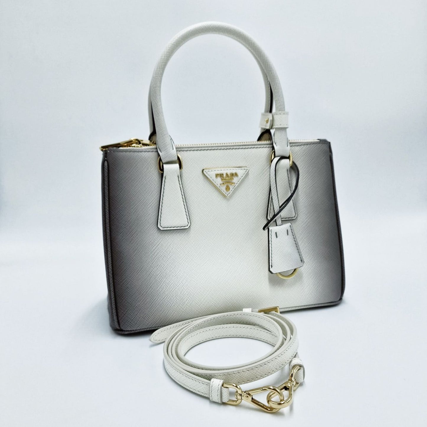 Prada Galleria Saffiano Small Bianca con sfumature grigie