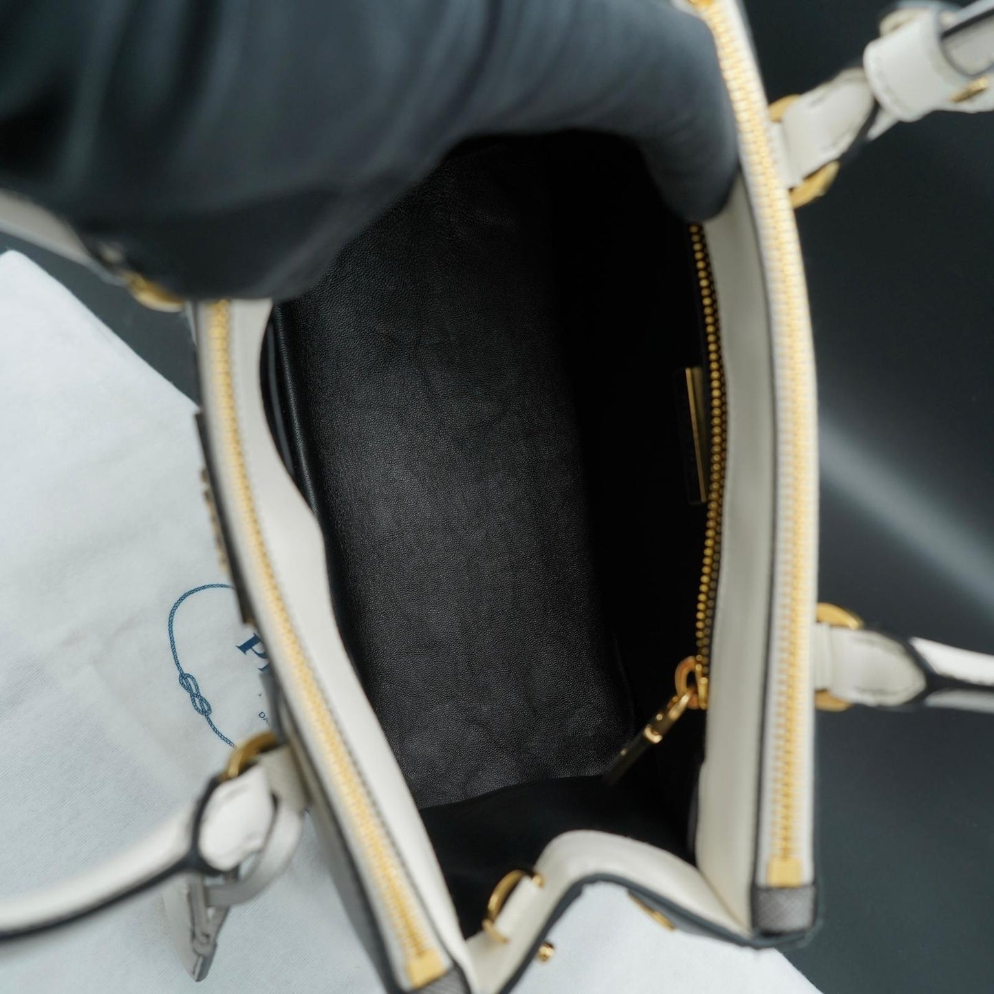 Prada Galleria Saffiano Small Bianca con sfumature grigie