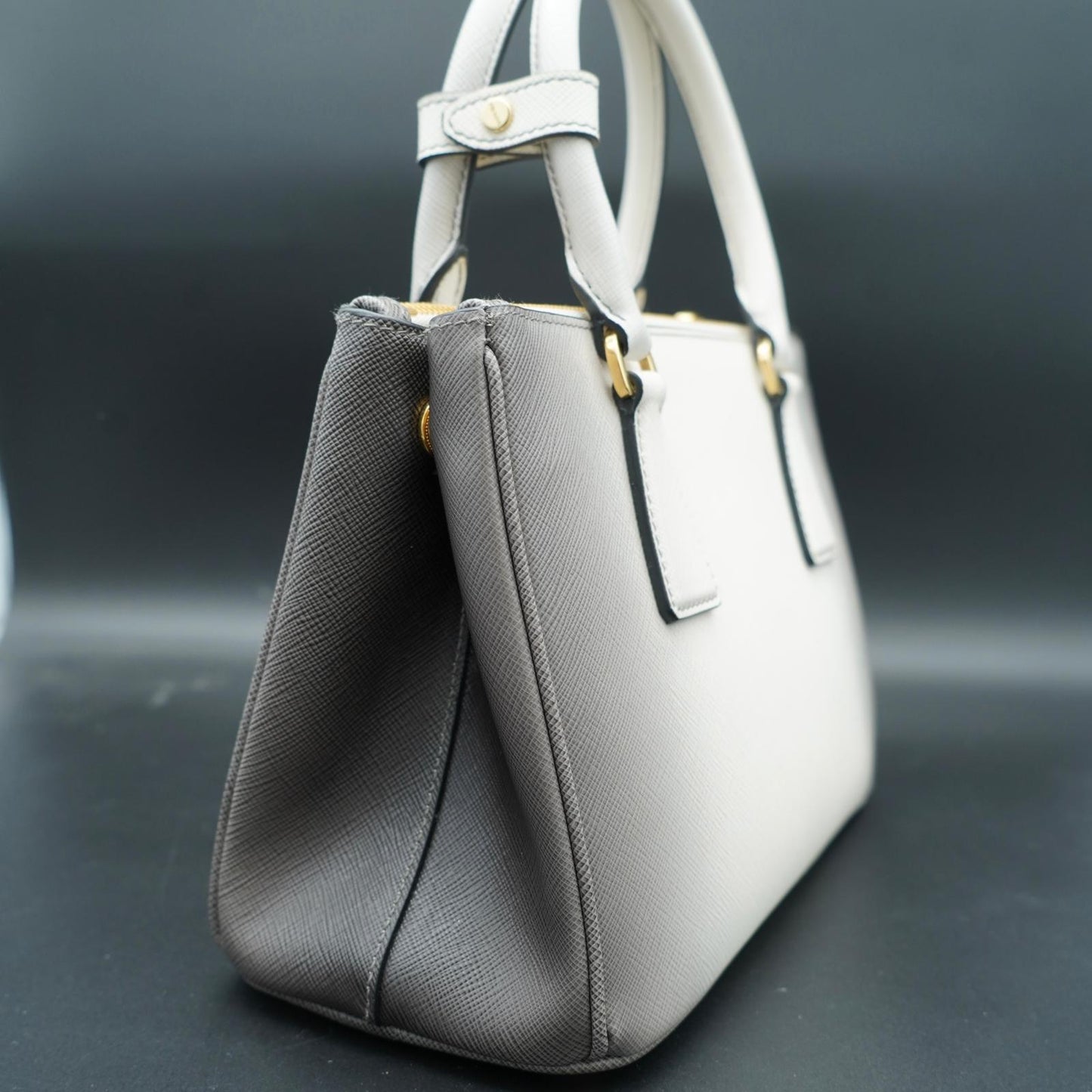 Prada Galleria Saffiano Small Bianca con sfumature grigie