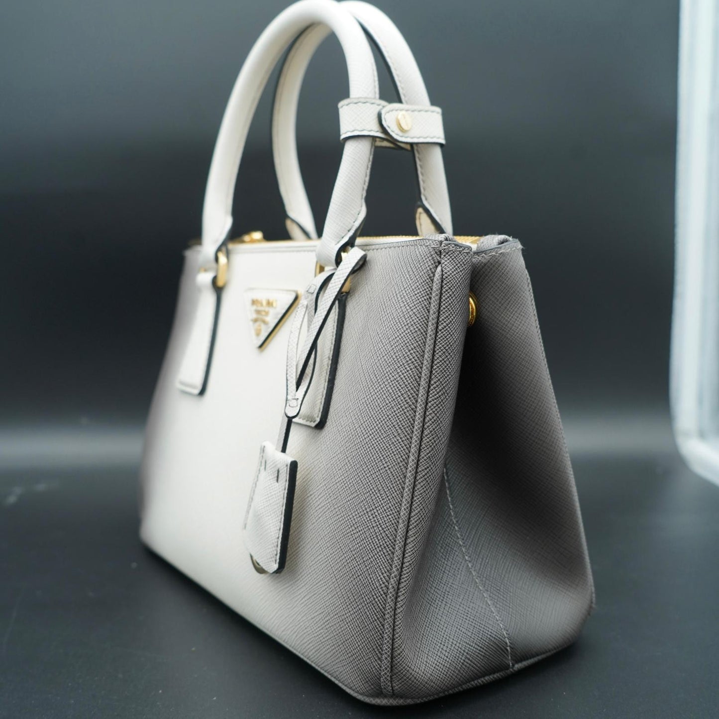 Prada Galleria Saffiano Small Bianca con sfumature grigie