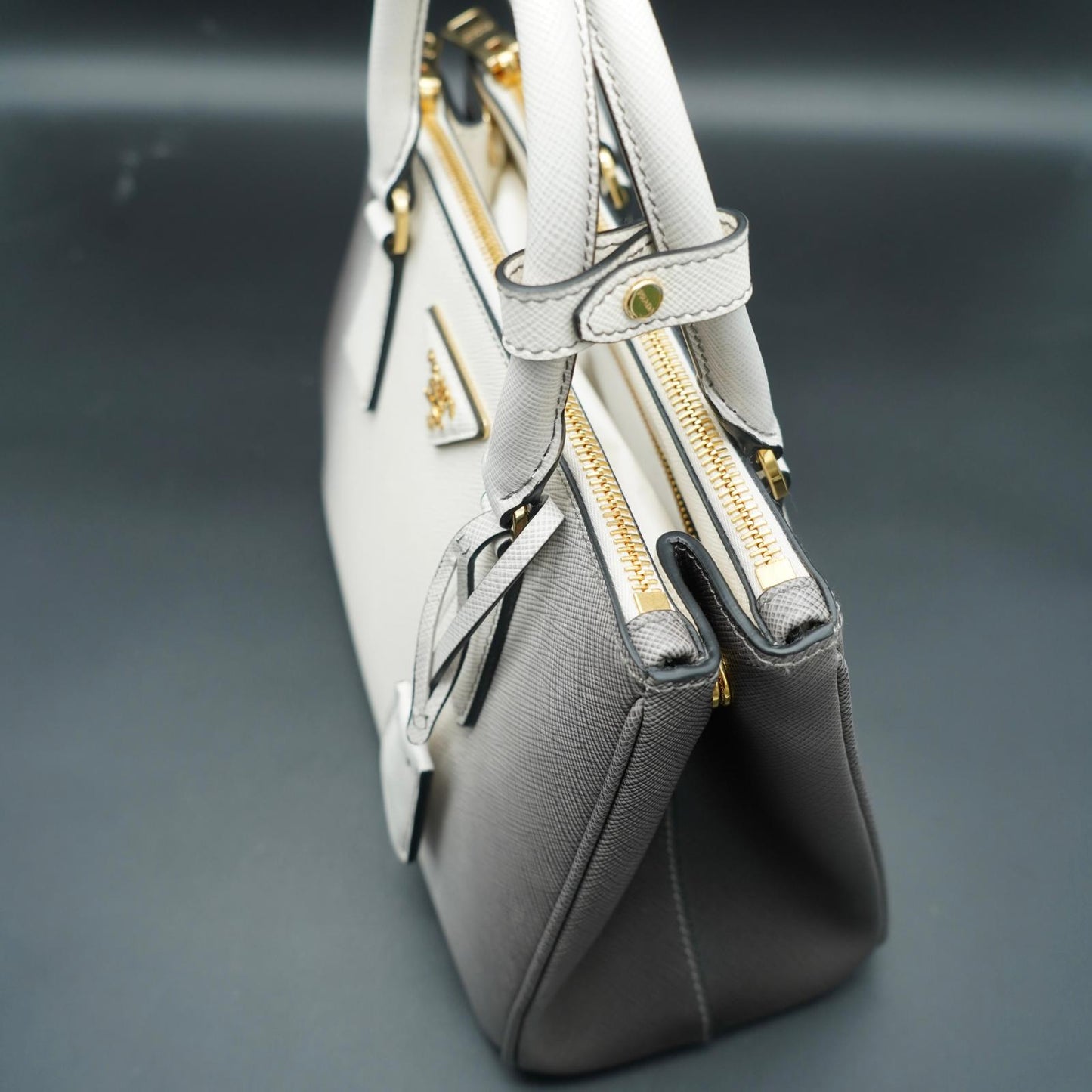 Prada Galleria Saffiano Small Bianca con sfumature grigie