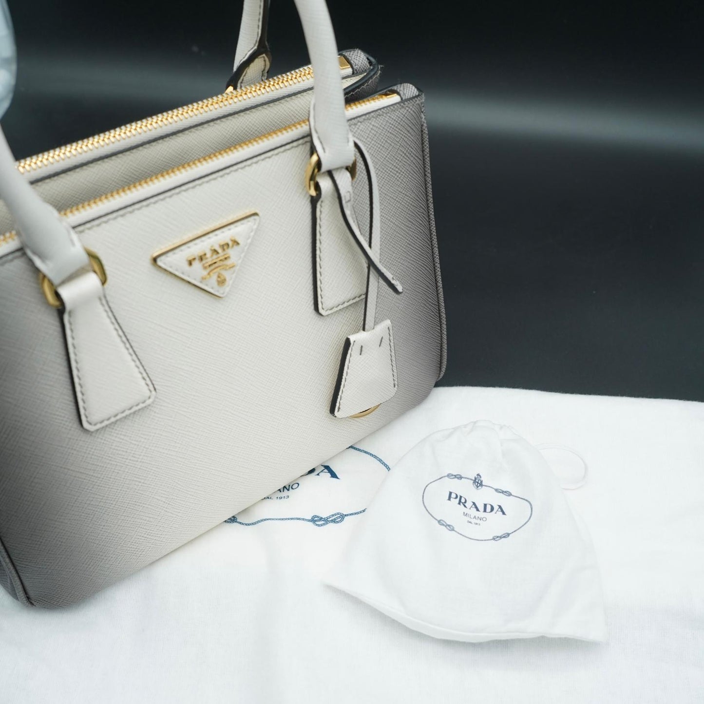 Prada Galleria Saffiano Small Bianca con sfumature grigie