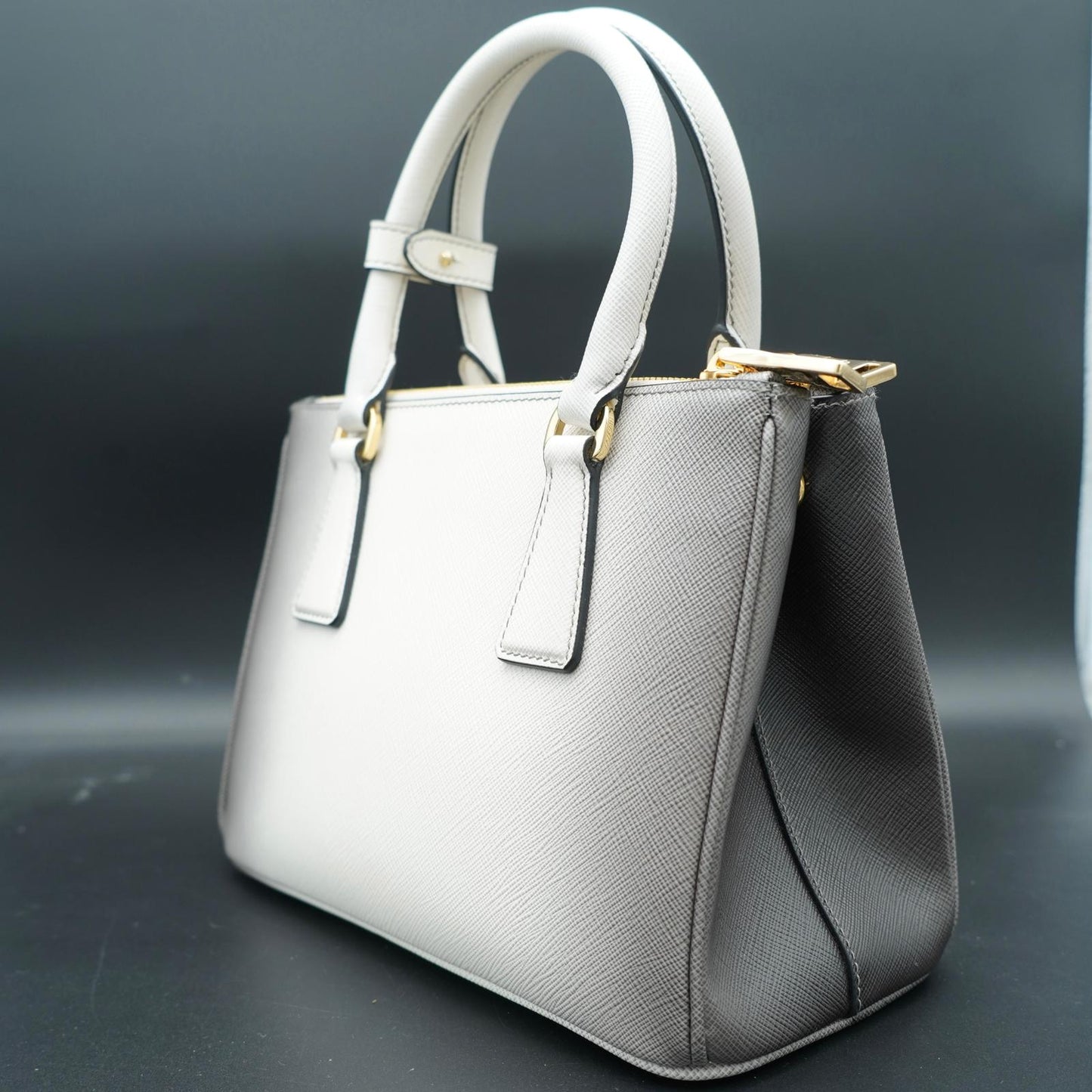Prada Galleria Saffiano Small Bianca con sfumature grigie