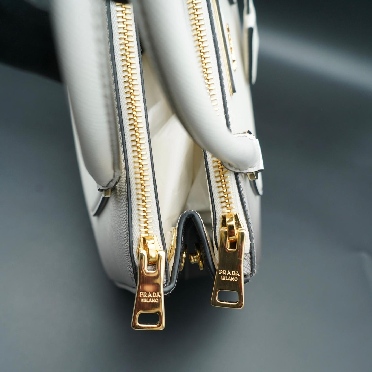 Prada Galleria Saffiano Small Bianca con sfumature grigie