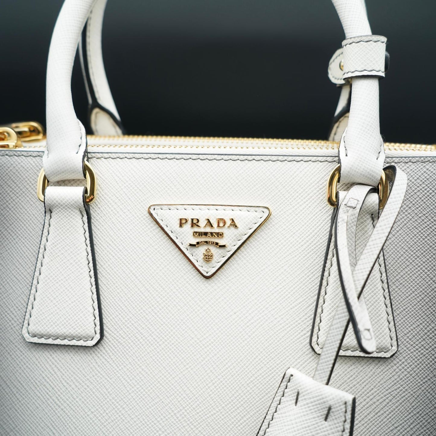 Prada Galleria Saffiano Small Bianca con sfumature grigie