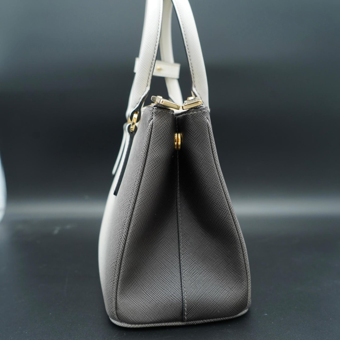 Prada Galleria Saffiano Small Bianca con sfumature grigie