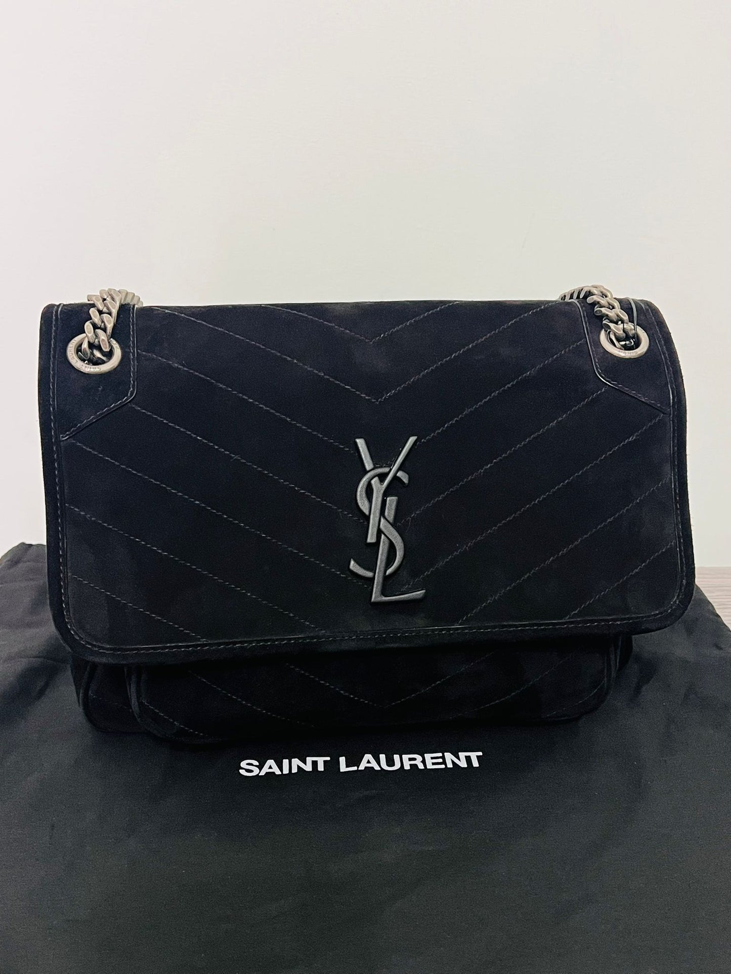 Saint Laurent Niki Media in pelle scamosciata nera