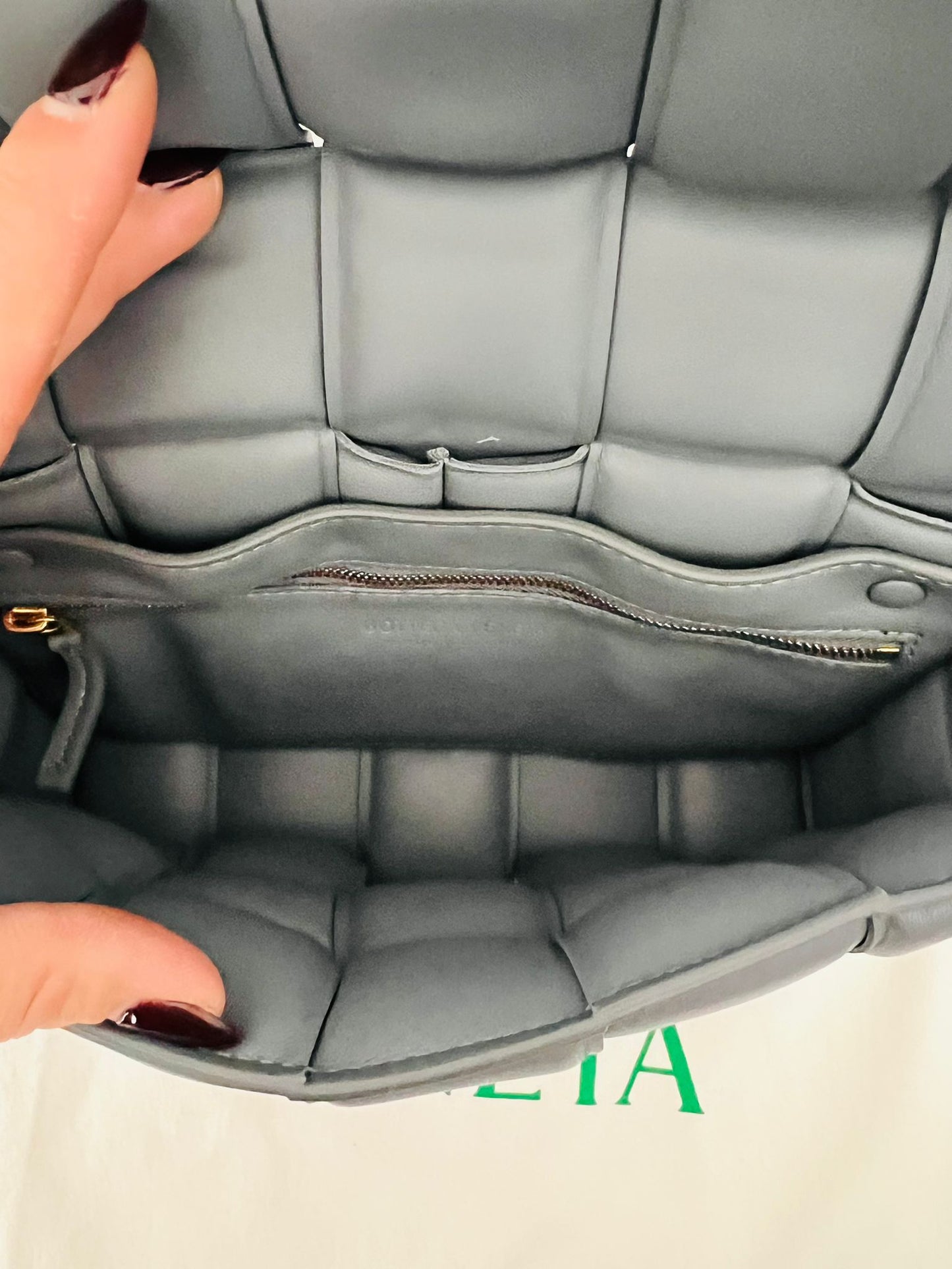 Bottega Veneta Padded Cassette a spalla in nappa grigia