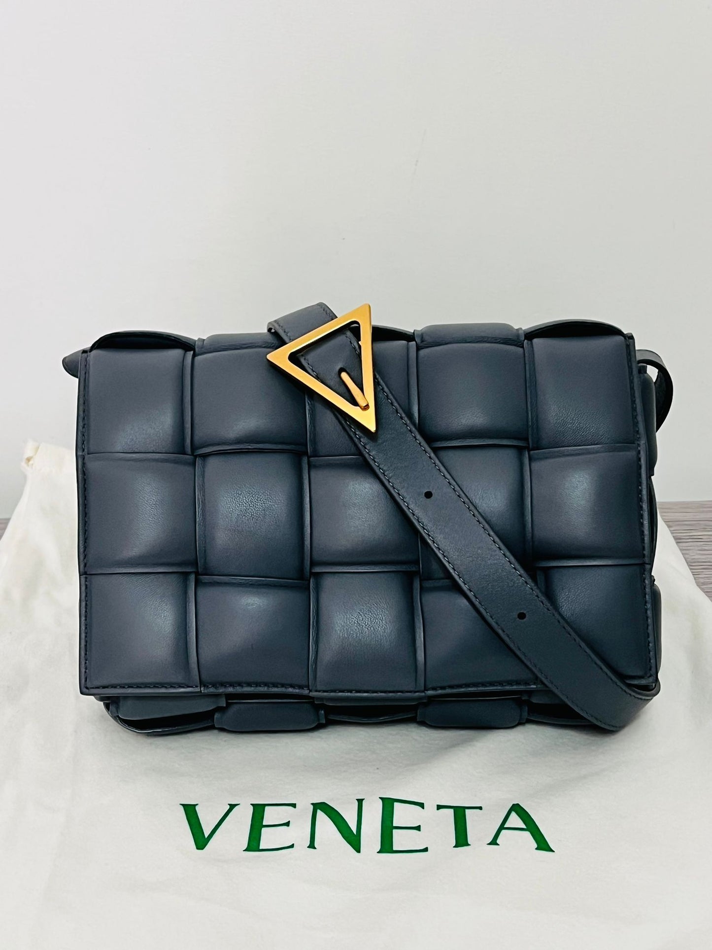 Bottega Veneta Padded Cassette a spalla in nappa grigia