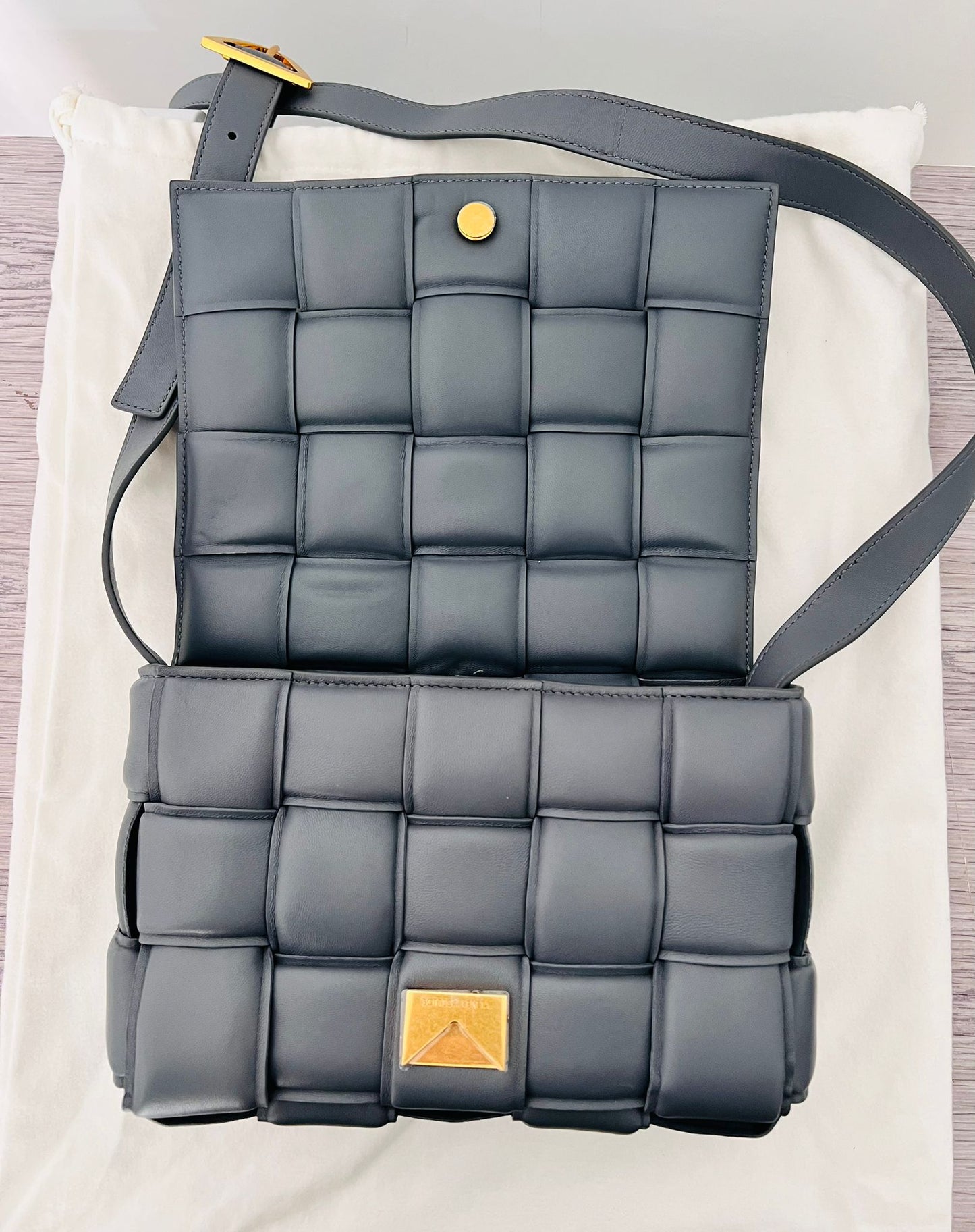 Bottega Veneta Padded Cassette a spalla in nappa grigia