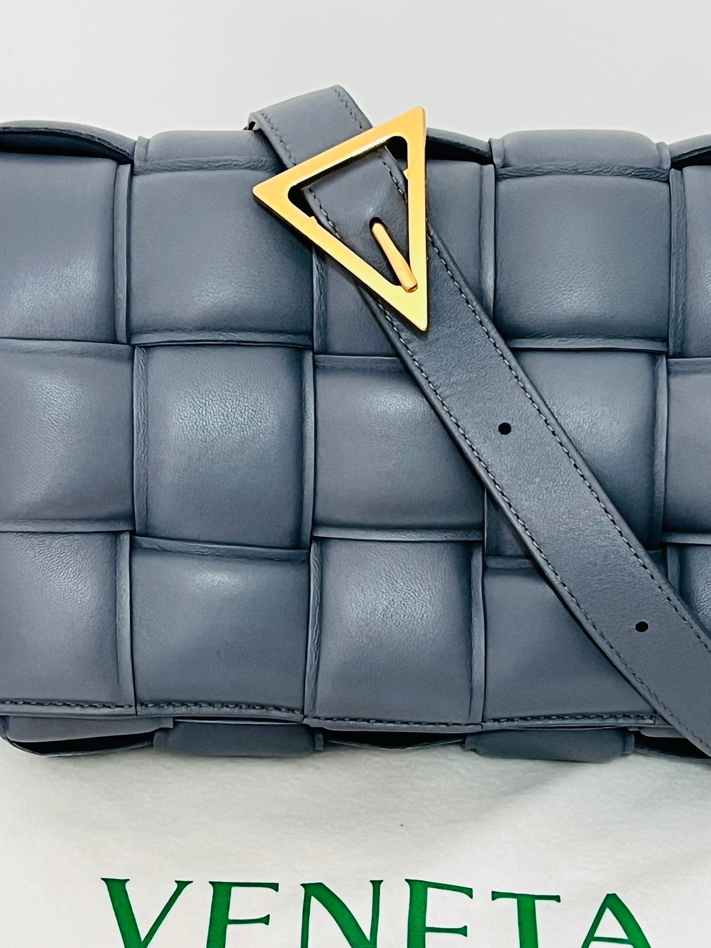 Bottega Veneta Padded Cassette a spalla in nappa grigia