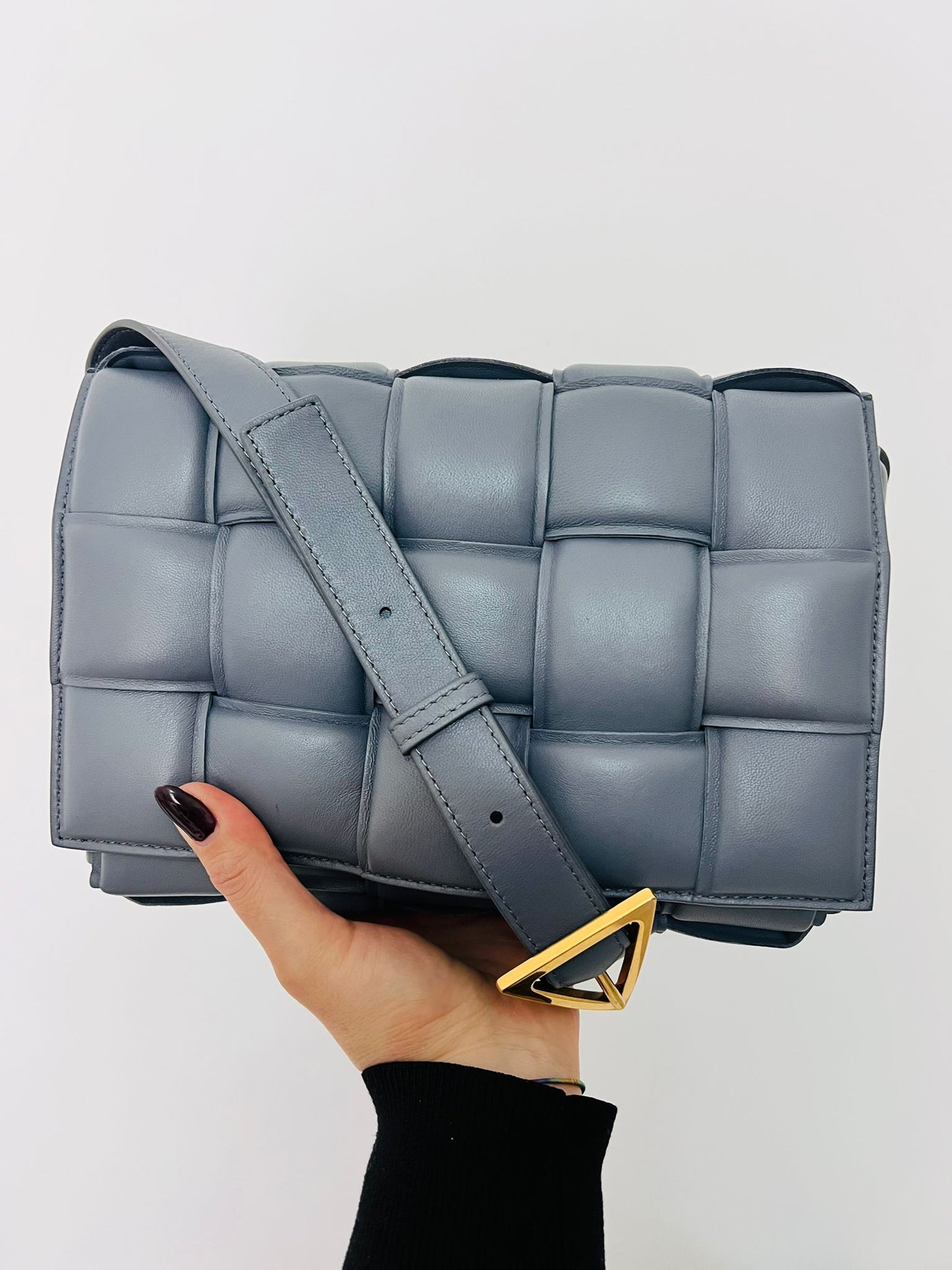 Bottega Veneta Padded Cassette a spalla in nappa grigia