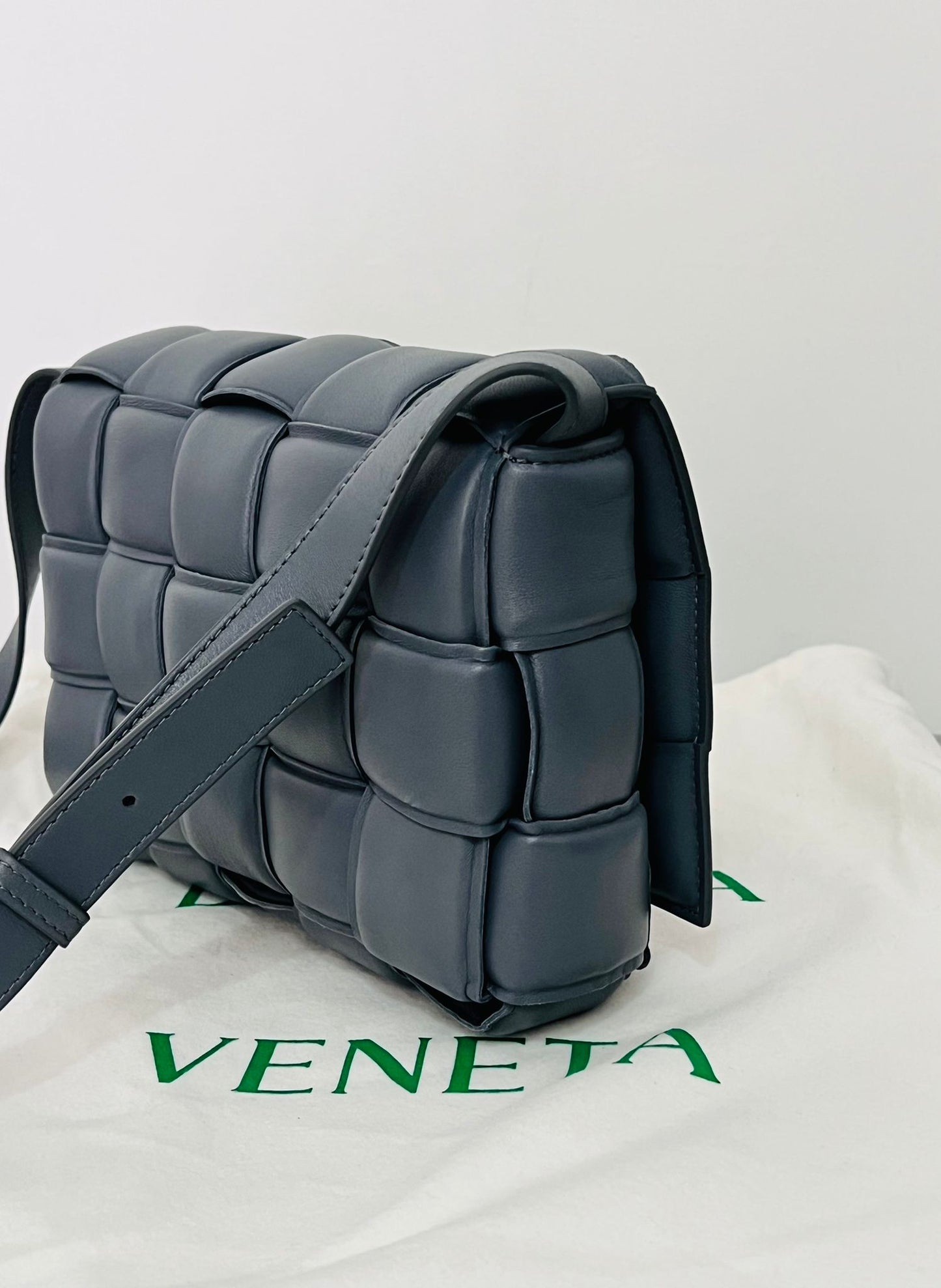 Bottega Veneta Padded Cassette a spalla in nappa grigia