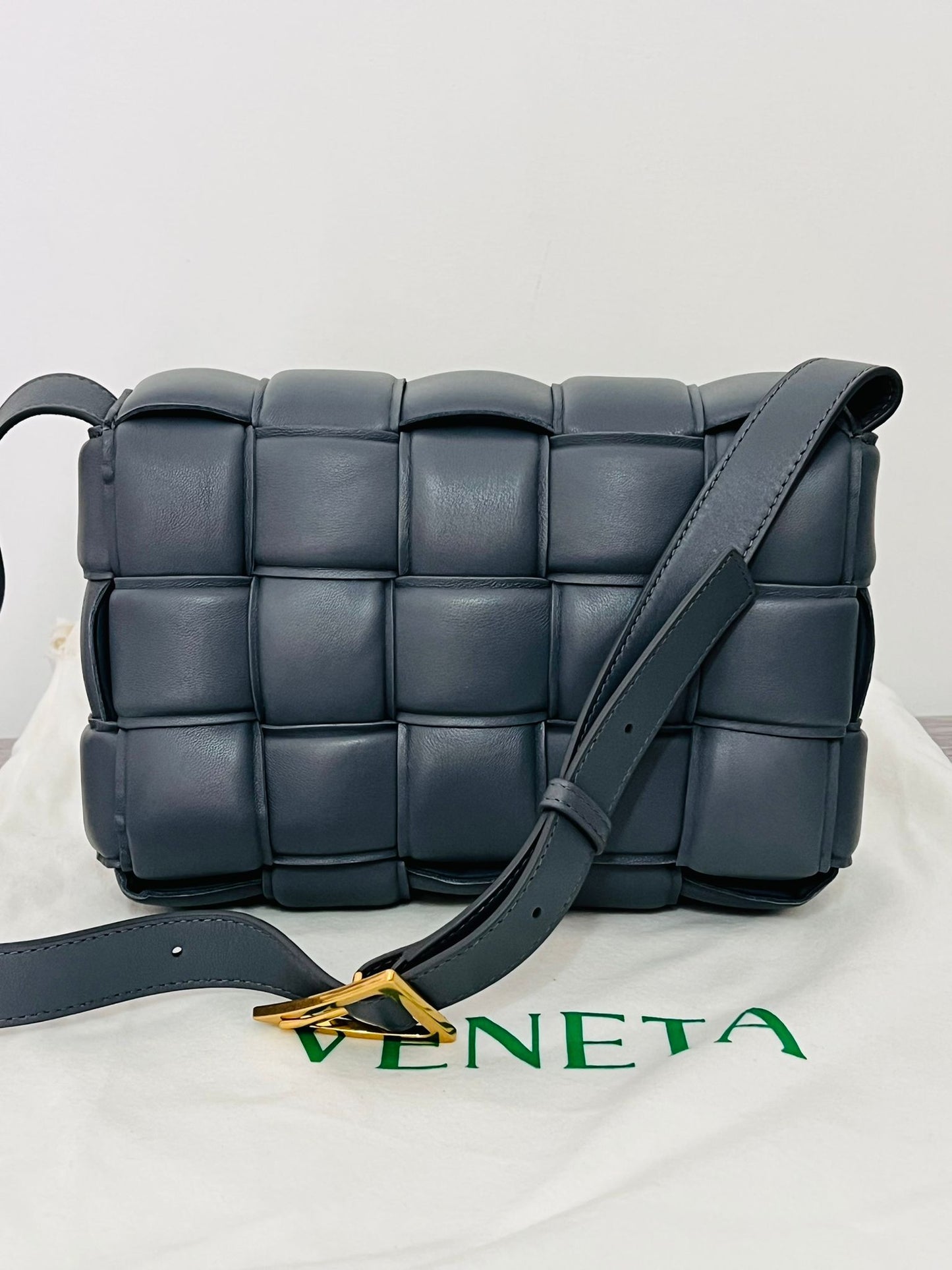Bottega Veneta Padded Cassette a spalla in nappa grigia