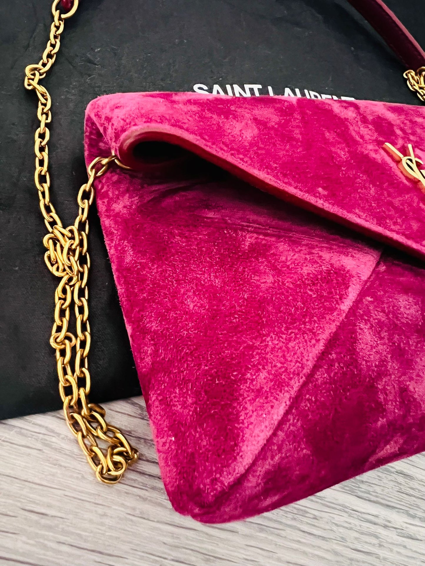 Saint Laurent Pochette piccola Cassandra in suede Deep Fucsia