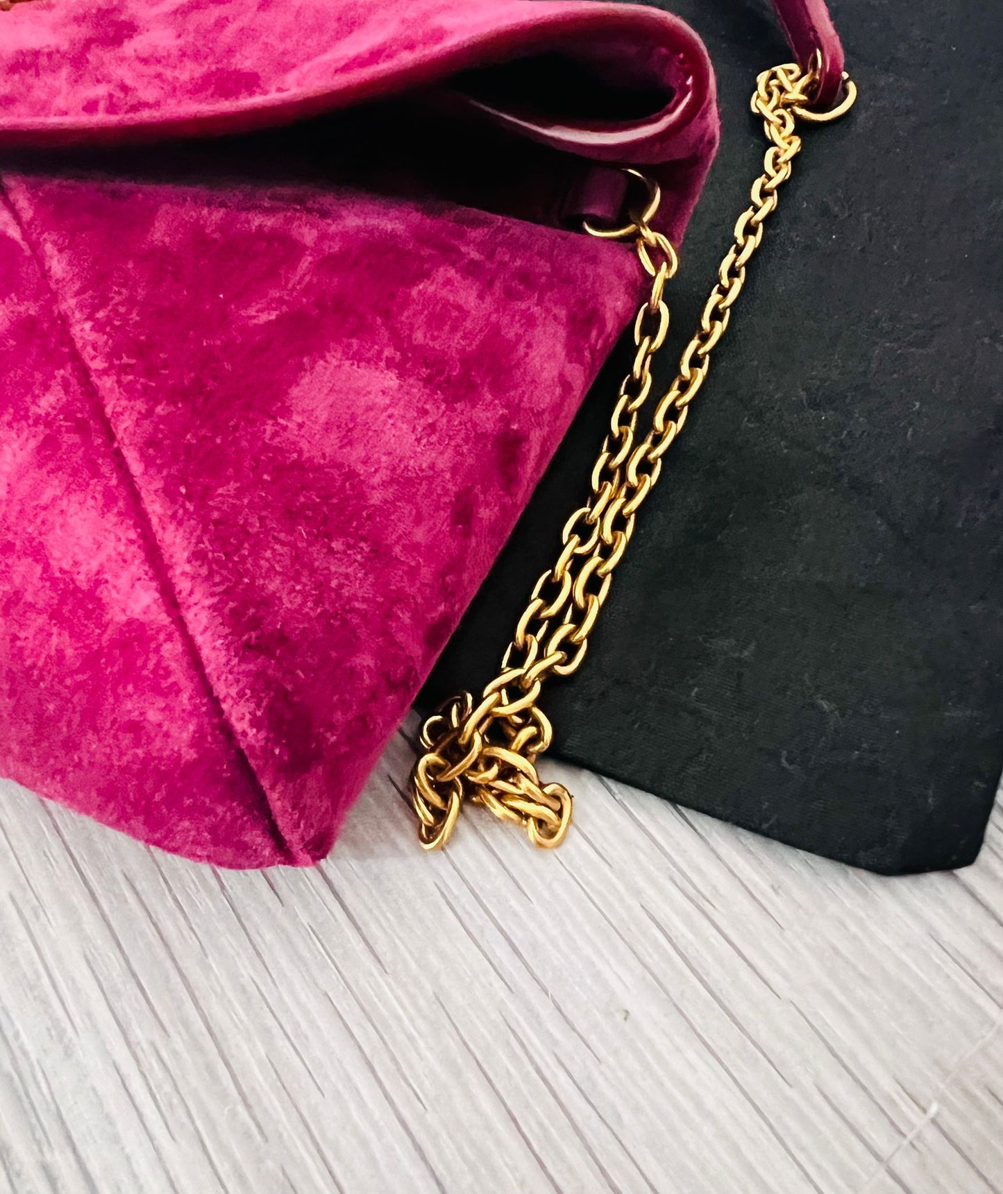 Saint Laurent Pochette piccola Cassandra in suede Deep Fucsia