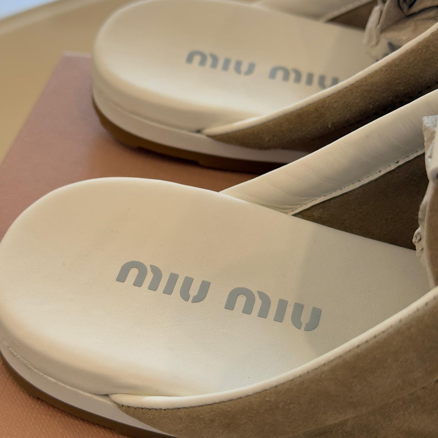 Miu Miu Sabot Plume in Pelle Scamosciata Color Deserto