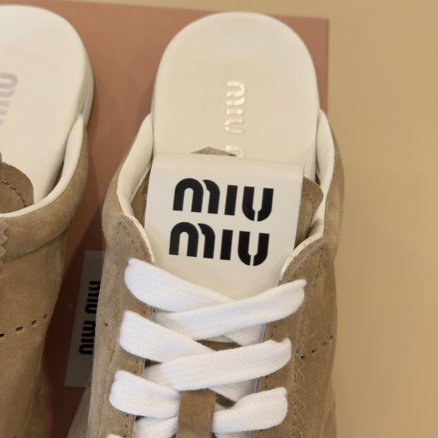 Miu Miu Sabot Plume in Pelle Scamosciata Color Deserto
