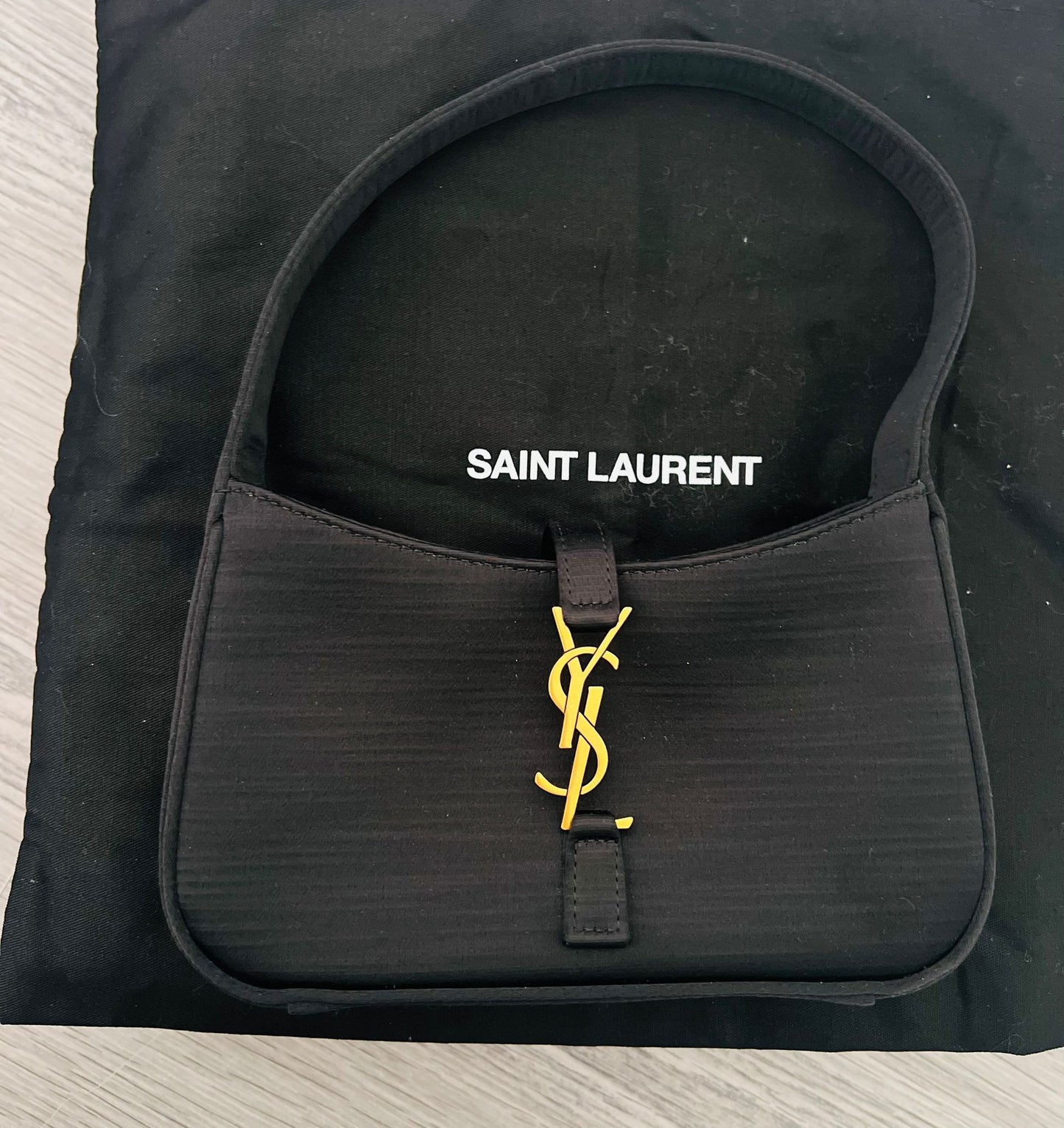 Saint Laurent Borsa Le 5 à 7 Mini in Raso di Seta