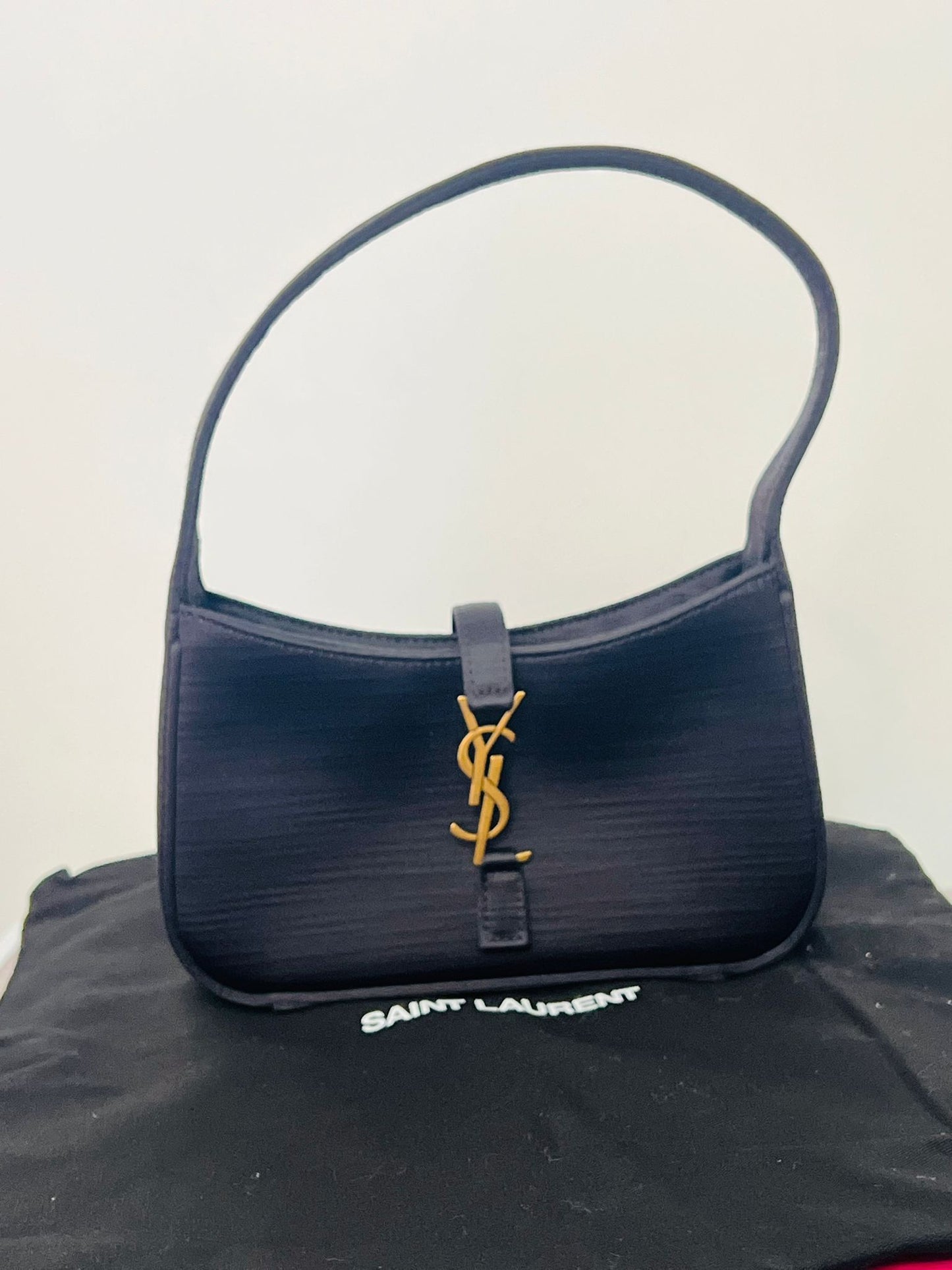 Saint Laurent Borsa Le 5 à 7 Mini in Raso di Seta