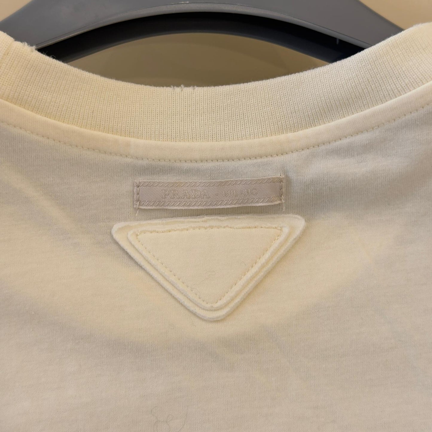 Prada T-shirt crop in jersey bianco con logo