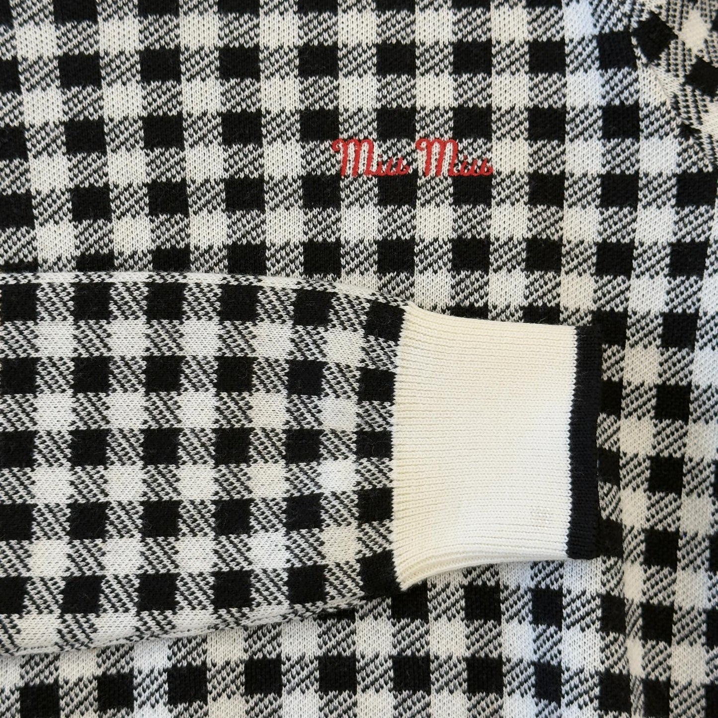 Miu Miu Maglione Bianco e Nero con Logo Rosso
