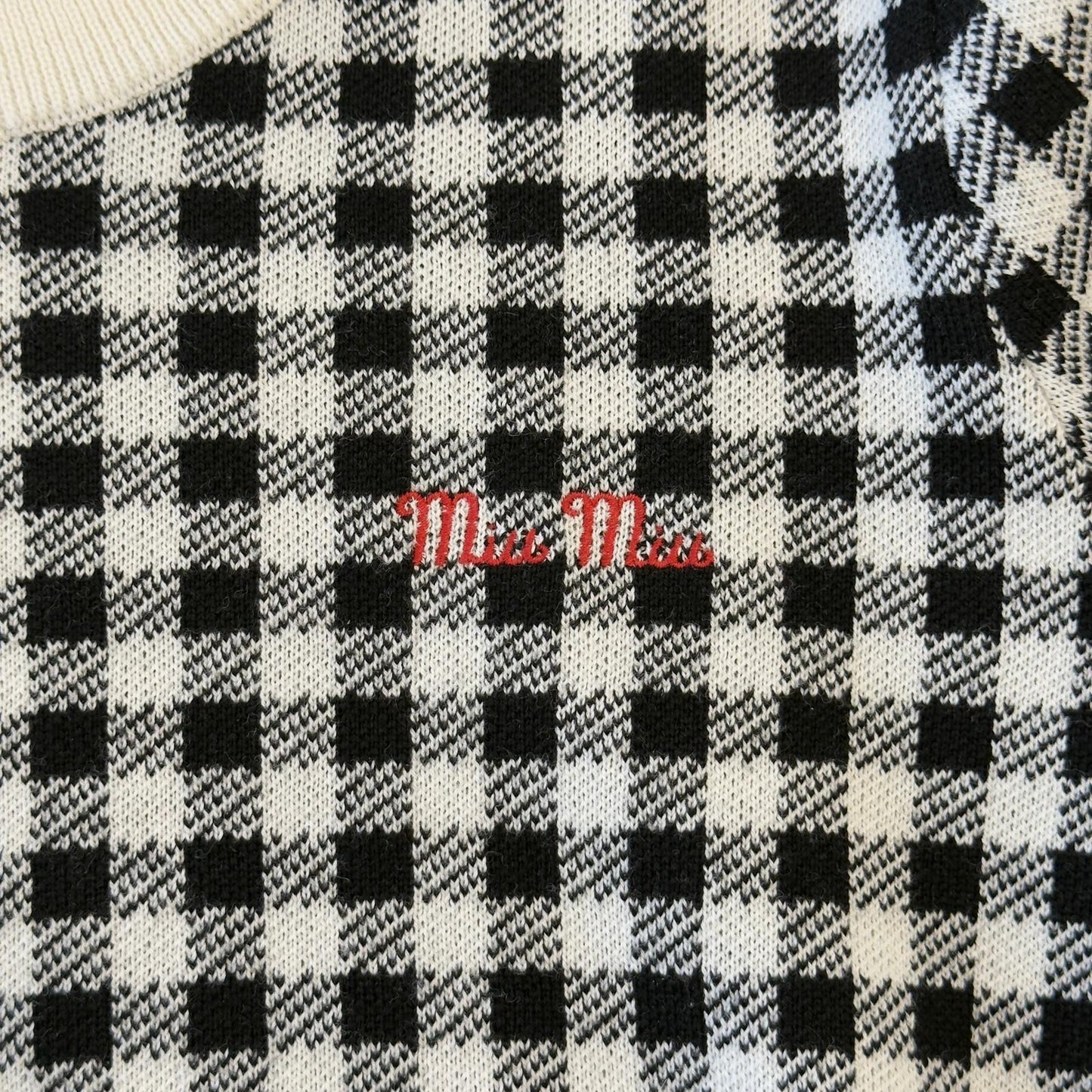 Miu Miu Maglione Bianco e Nero con Logo Rosso