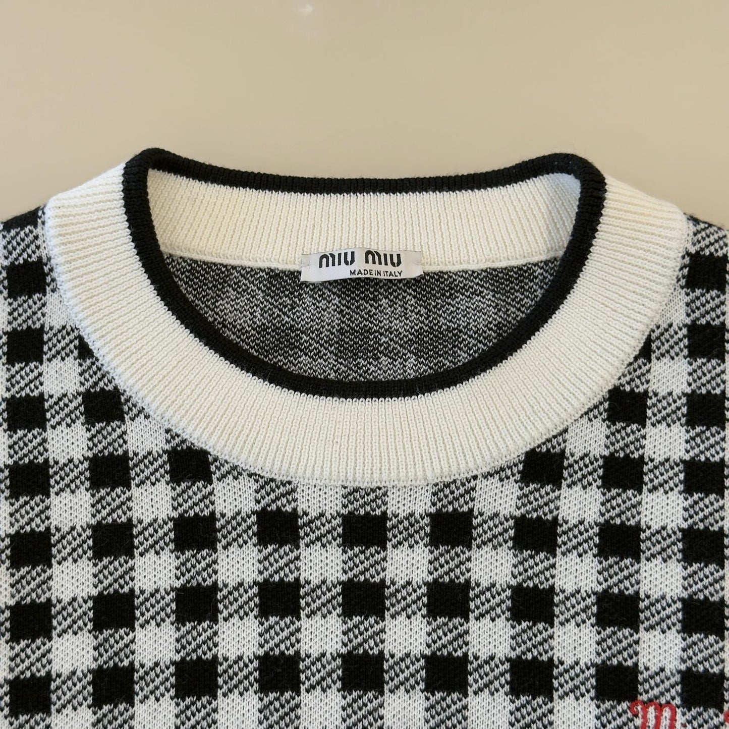 Miu Miu Maglione Bianco e Nero con Logo Rosso