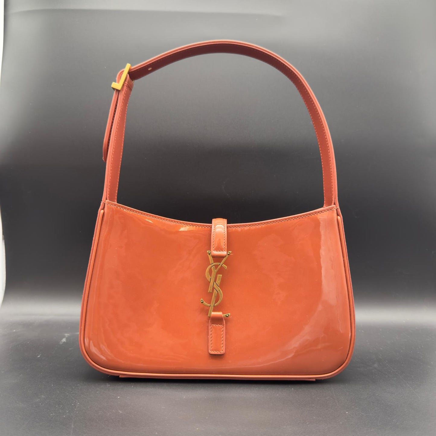 Saint Laurent Le 5 à 7 Shoulder Bag in vernice cognac
