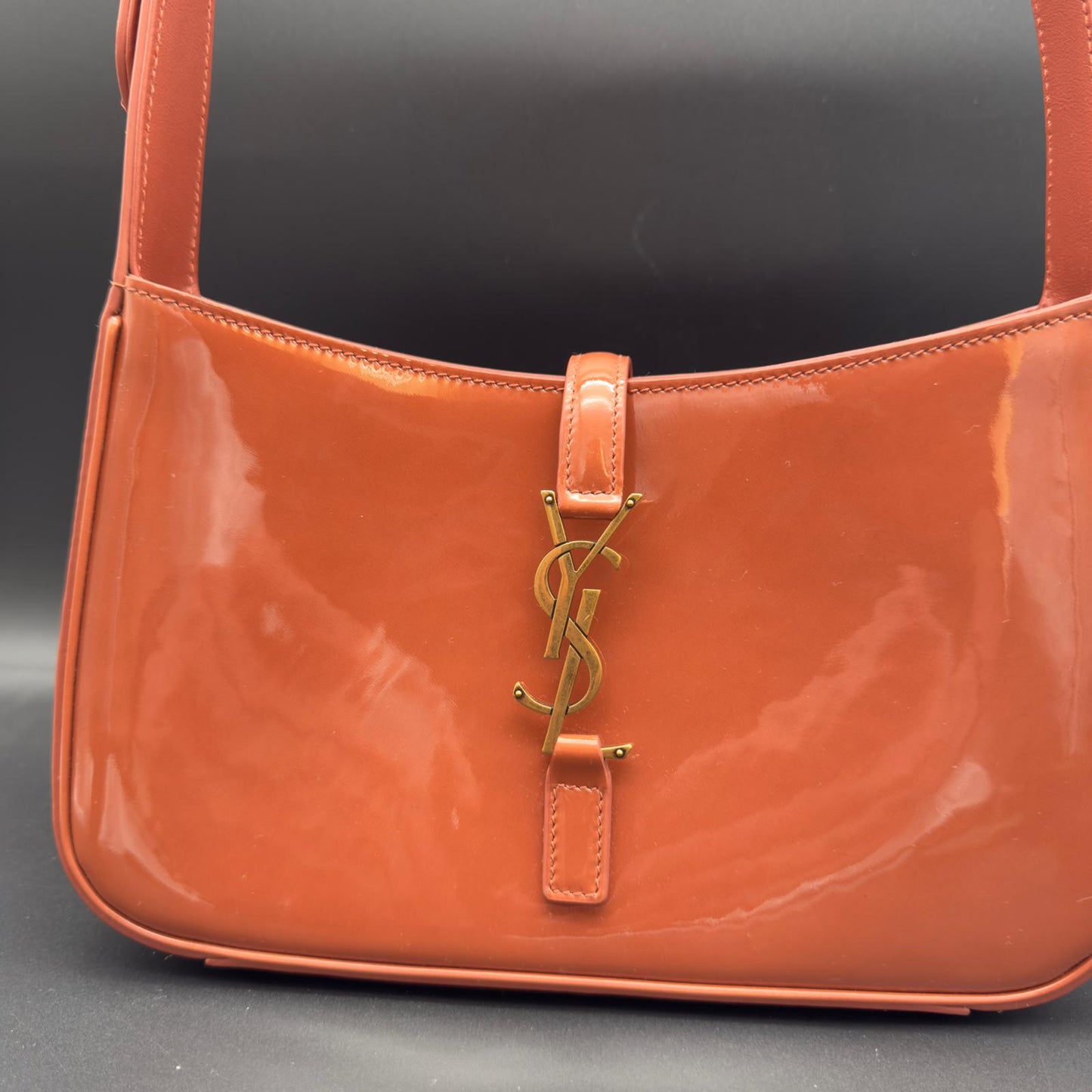 Saint Laurent Le 5 à 7 Shoulder Bag in vernice cognac