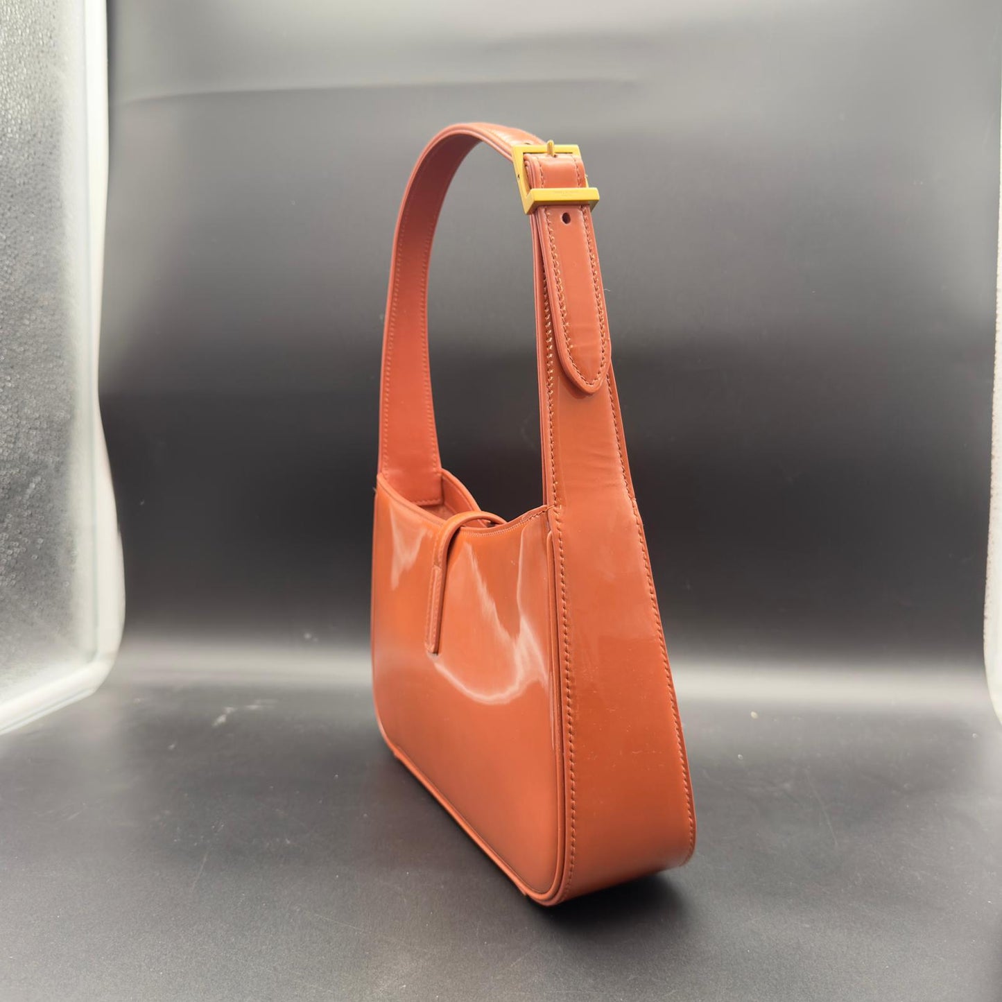 Saint Laurent Le 5 à 7 Shoulder Bag in vernice cognac
