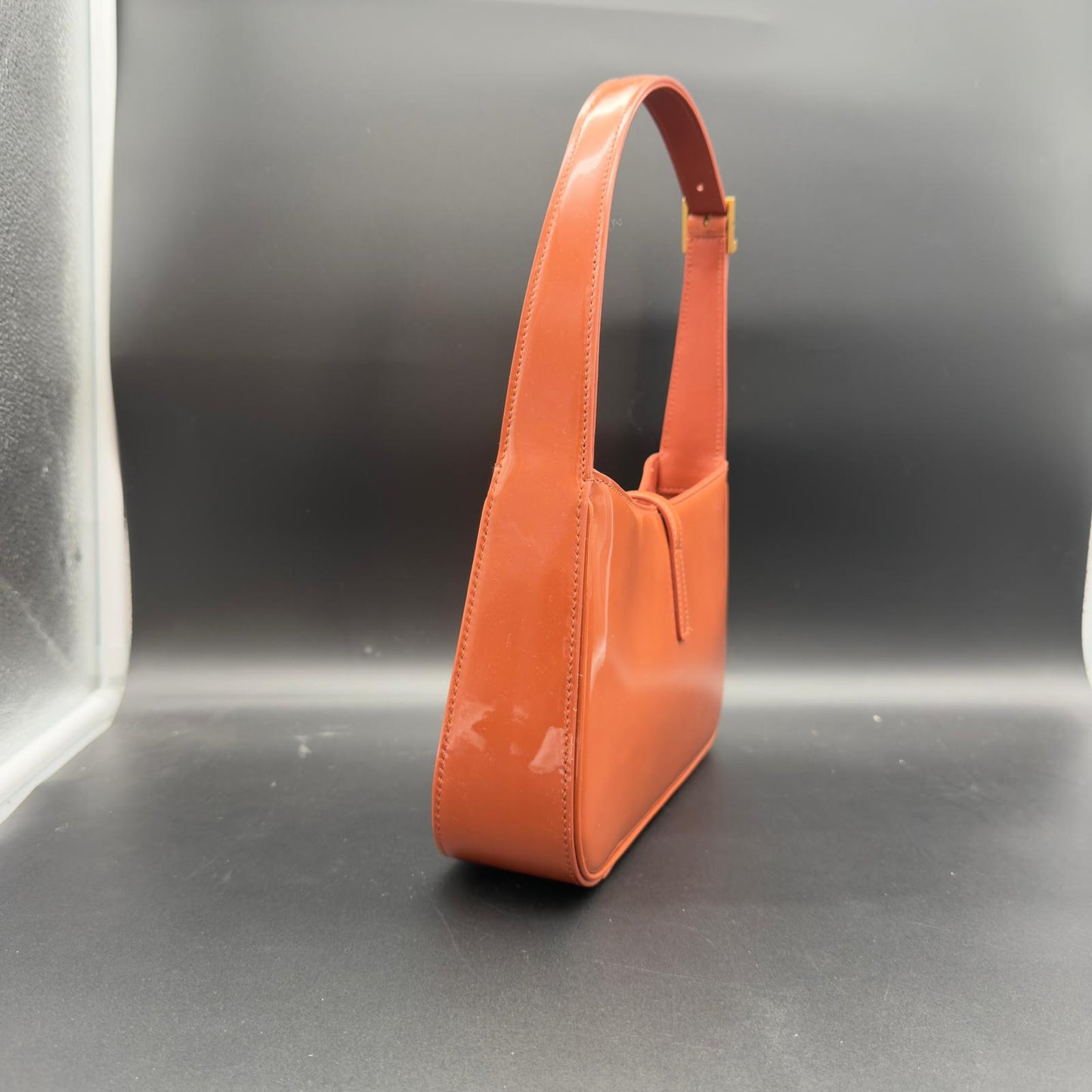Saint Laurent Le 5 à 7 Shoulder Bag in vernice cognac