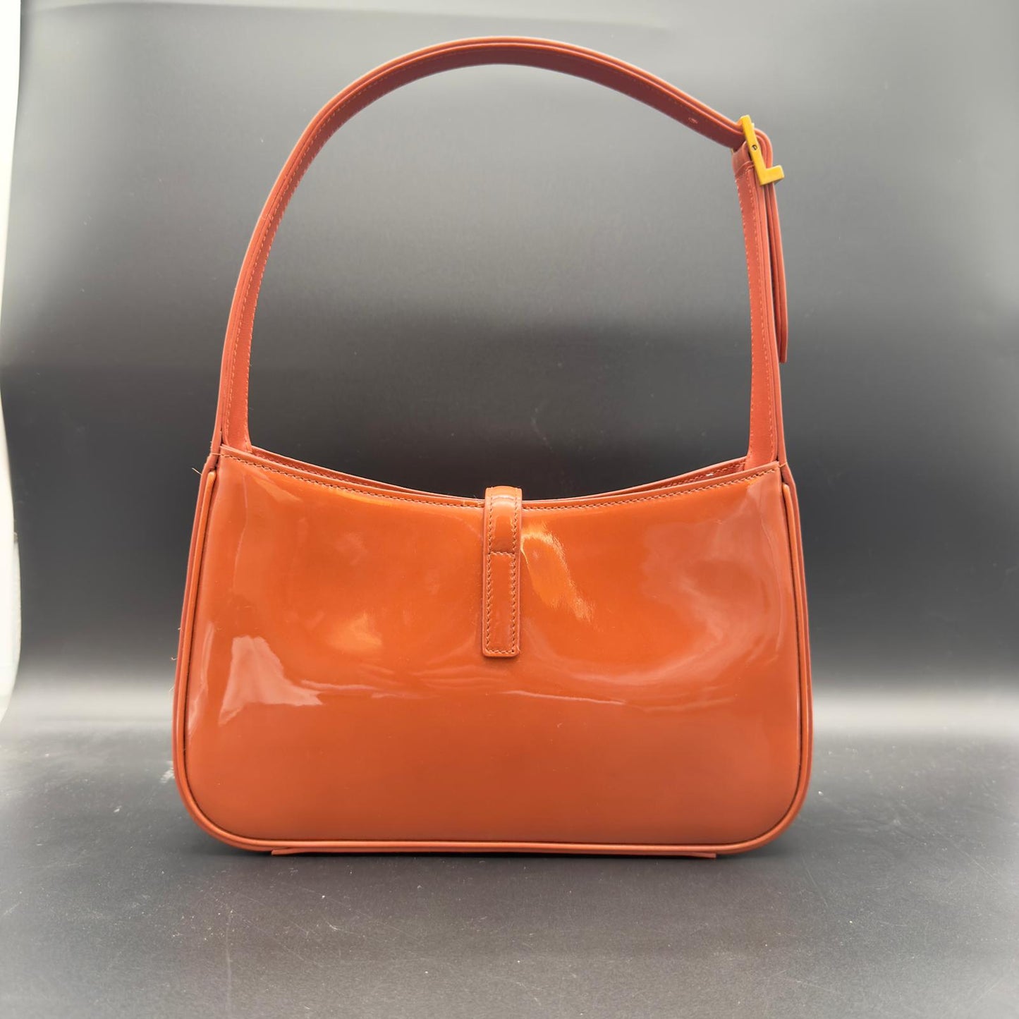Saint Laurent Le 5 à 7 Shoulder Bag in vernice cognac